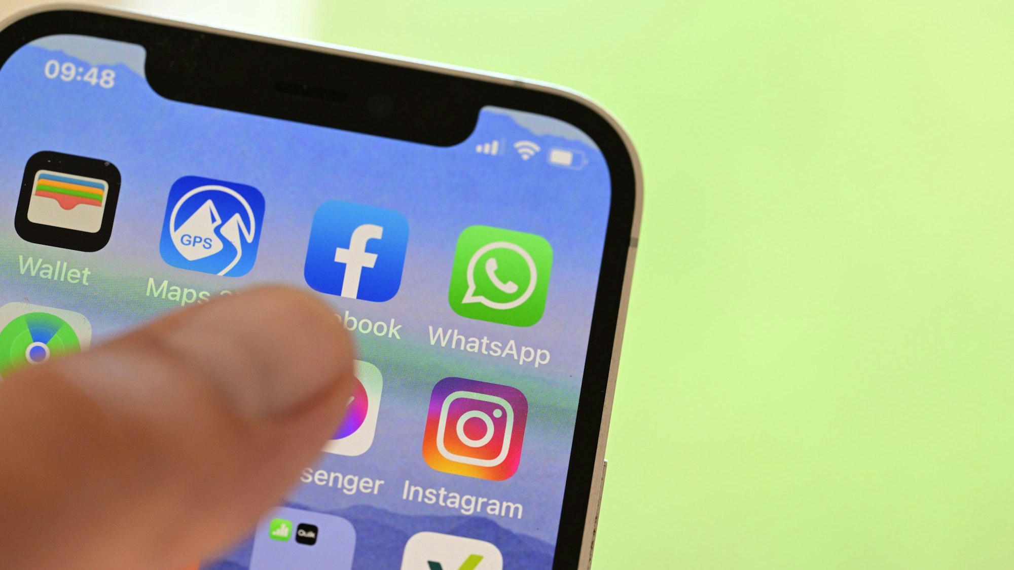 Auf einem Handy sind die Symbole von Apps von Sozialen Medien (Facebook, WhatsApp, Instagram angezeigt. (gestellte Szene)