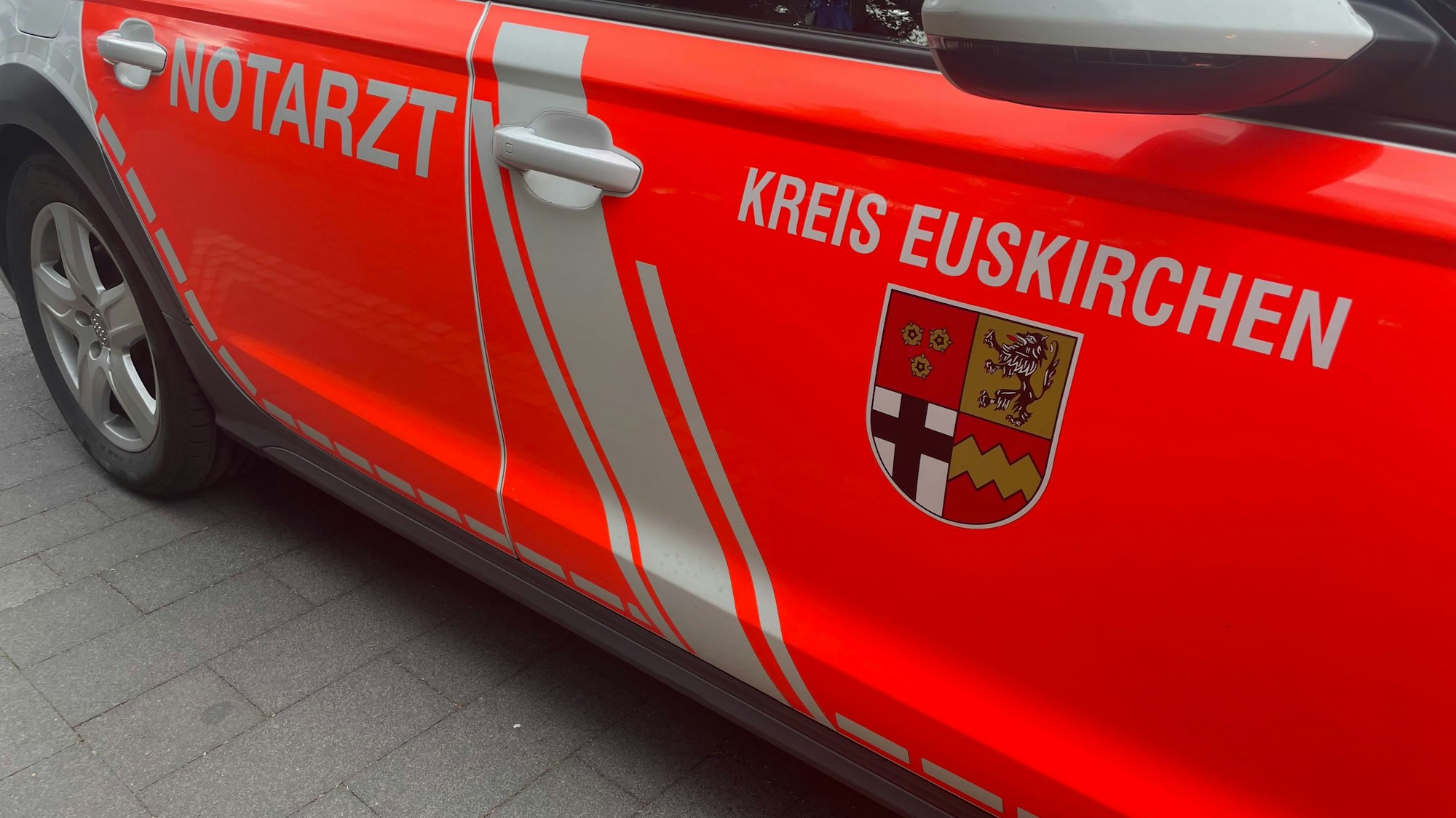 Das Symbolbild zeigt ein Notarzt-Einsatzfahrzeug mit dem Wappen des Kreises Euskirchen auf der Tür.