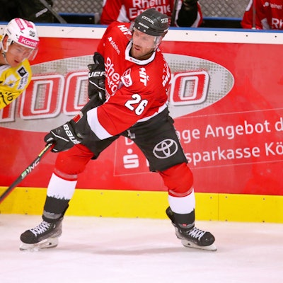 David McIntyre vom KEC gegen den Berner Benjamin Baumgartner.