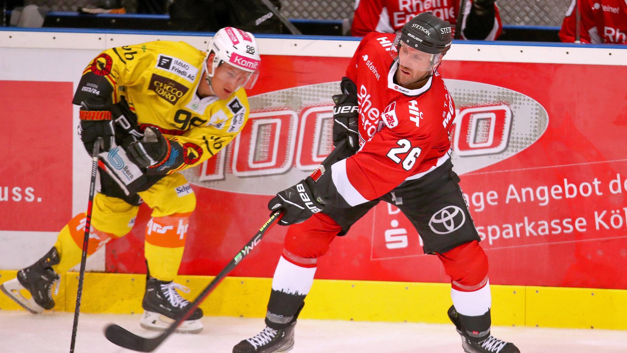 David McIntyre vom KEC gegen den Berner Benjamin Baumgartner.