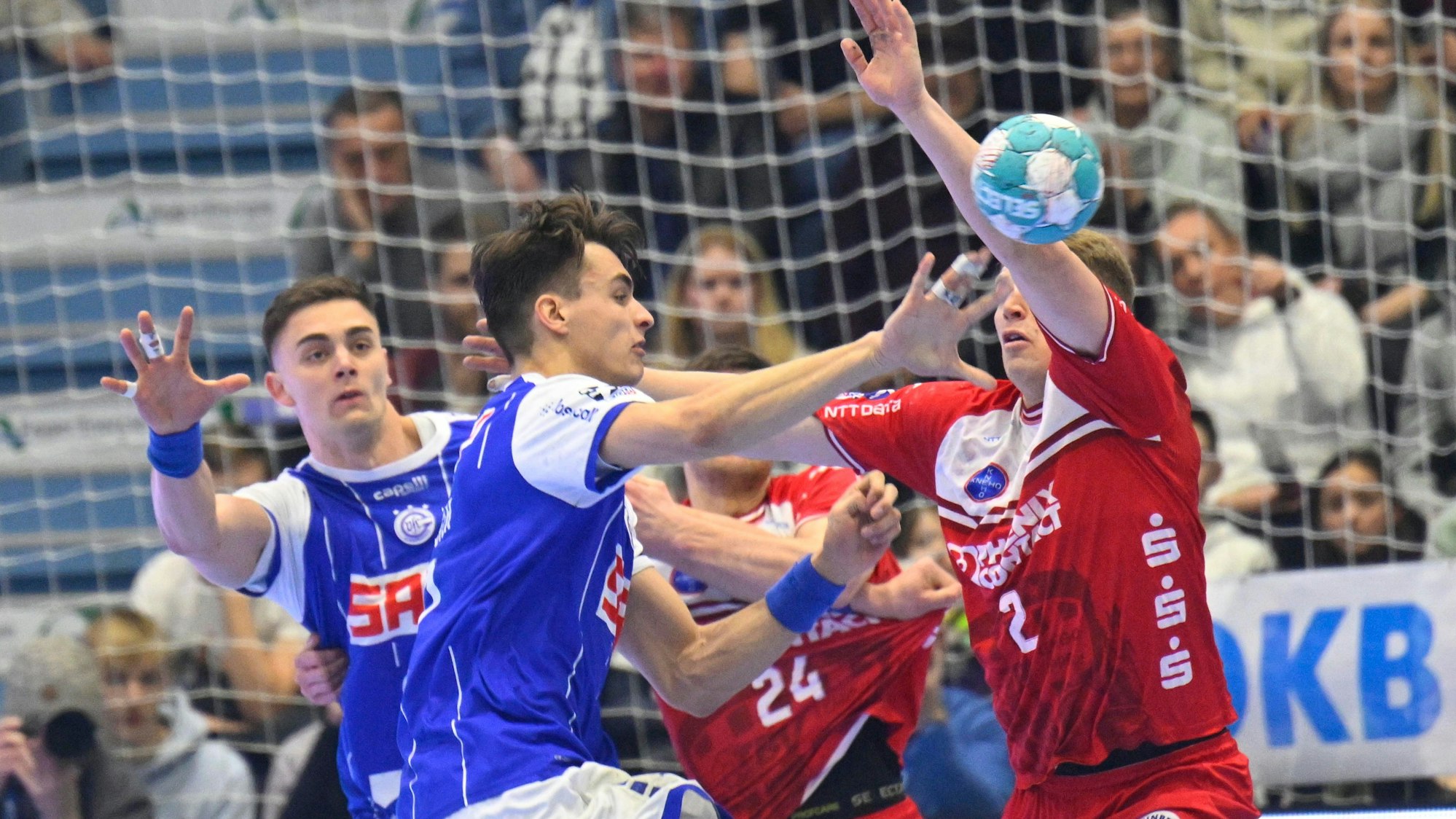 VfL-Handballer Julian Köster möchte den Ball zum Tor bringen, wird aber von einem Lemgoer Abwehrspieler gestört. Am Kreis wartet Stepan Zeman auf das Anspiel.