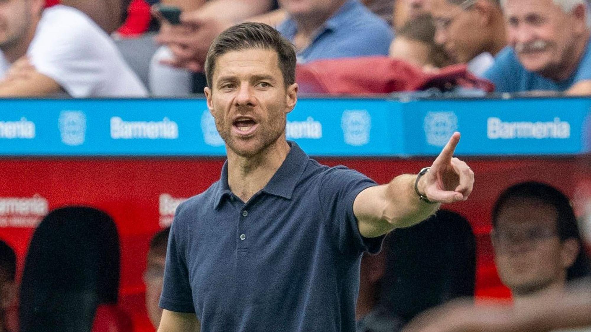 Leverkusens Trainer Xabi Alonso gibt Anweisungen beim Heimspiel gegen RB Leipzig.