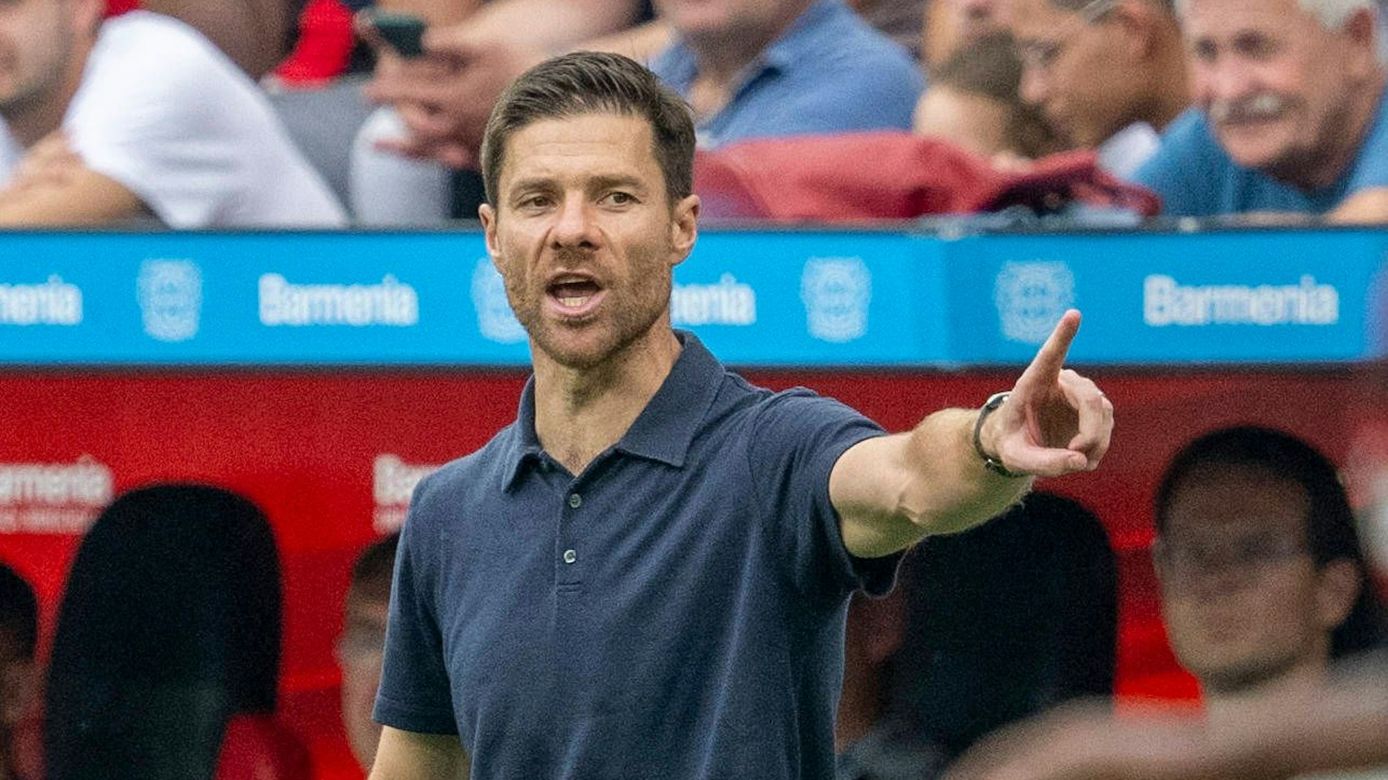 Leverkusens Trainer Xabi Alonso gibt Anweisungen beim Heimspiel gegen RB Leipzig.