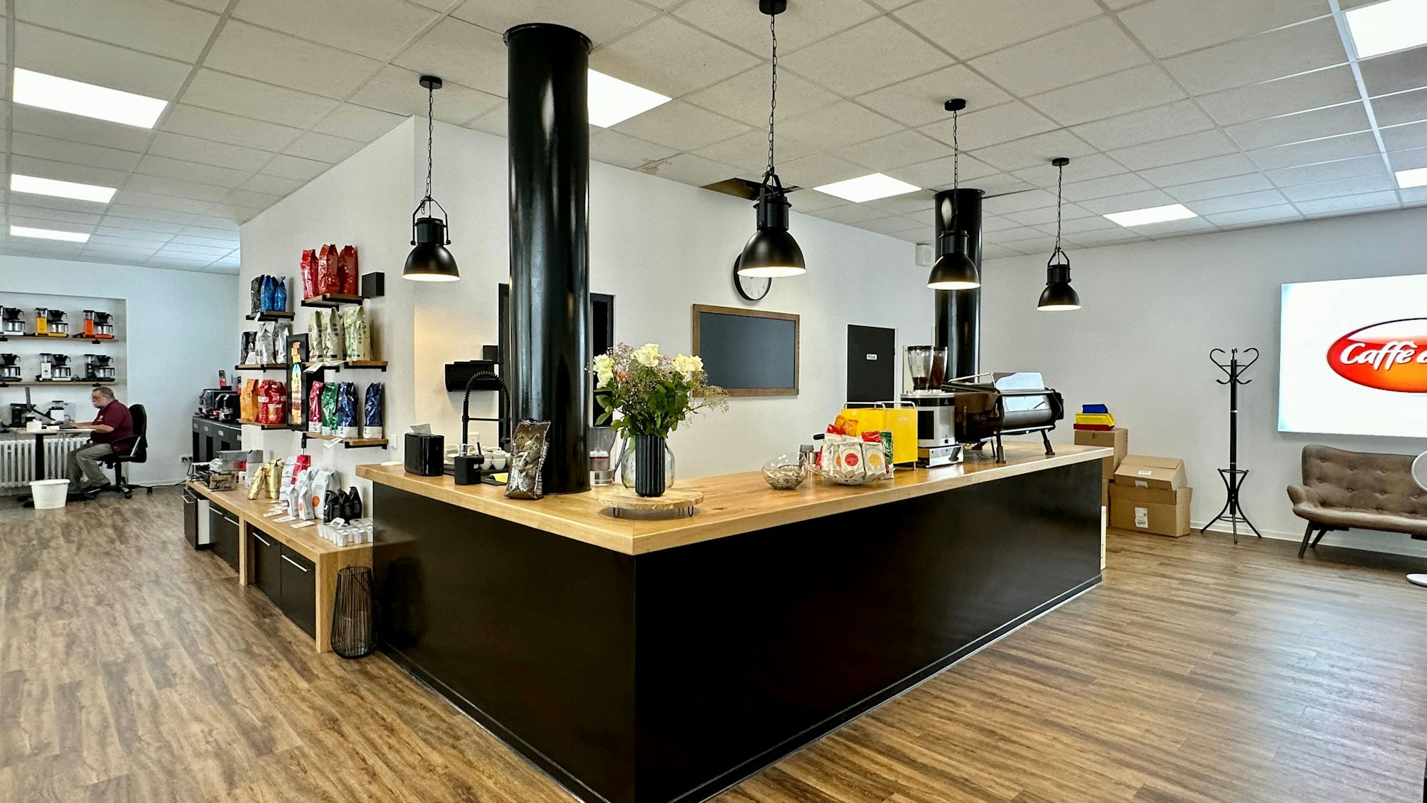 Das Bild zeigt den Innenraum des „Caffè e Vita“ in Köln-Rodenkirchen.