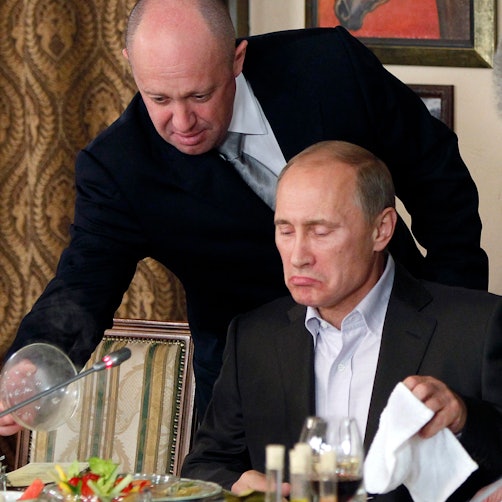 Eine Aufnahme aus dem Jahr 2011 zeigt Jewgeni Prigoschin, damals noch Restaurantchef, zusammen mit Kremlchef Wladimir Putin. Der Wagner-Chef ist bei einem Flugzeugabsturz mutmaßlich gestorben. Die Hintergründe bleiben rätselhaft.