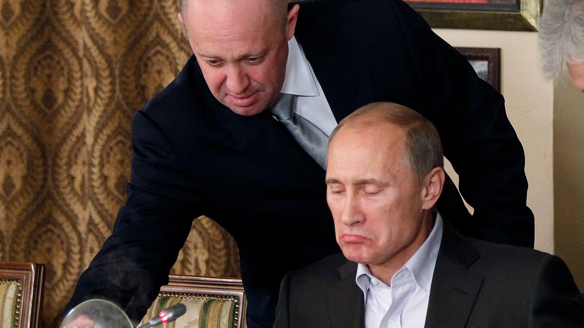 Eine Aufnahme aus dem Jahr 2011 zeigt Jewgeni Prigoschin, damals noch Restaurantchef, zusammen mit Kremlchef Wladimir Putin. Der Wagner-Chef ist bei einem Flugzeugabsturz mutmaßlich gestorben. Die Hintergründe bleiben rätselhaft.