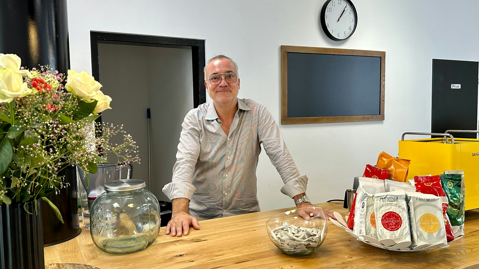 Sascha Farber hinter der Theke des „Caffè e Vita“.