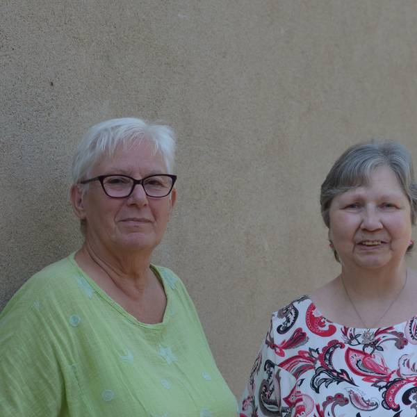 Das Bild zeigt Trudi Fleischhauer (r.) und ihre Stellvertreterin Renate Schmuck. Sie leiten die Kreuzbund-Gruppe Kuchenheim, die jetzt ihr 40-jähriges Bestehen feierte.