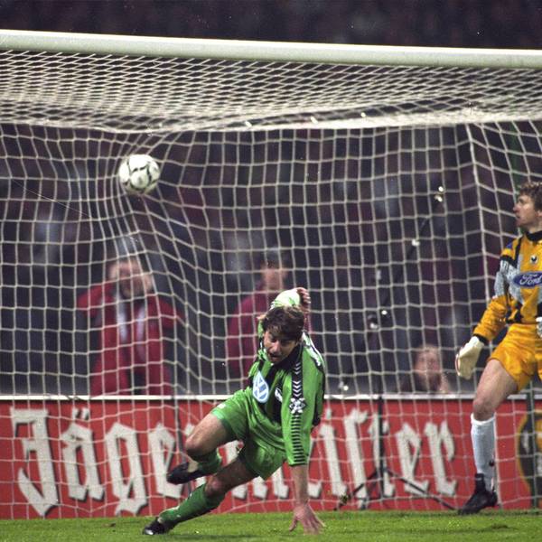 Der FC-Torhüter Bodo Illgner konnte am 11. April 1995 im Müngersdorfer Stadion nur zusehen: Siegfried Reich schießt für den damaligen Zweitligisten VfL Wolfsburg das 1:0 gegen den 1. FC Köln im Pokal-Halbfinale.