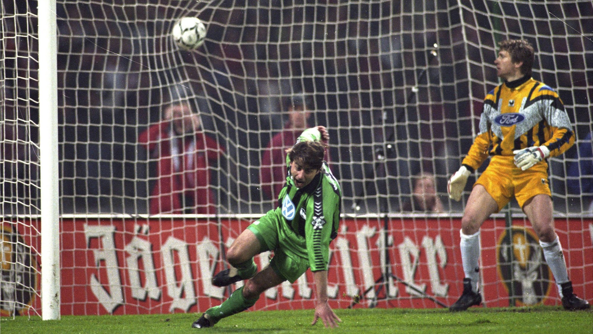 Der FC-Torhüter Bodo Illgner konnte am 11. April 1995 im Müngersdorfer Stadion nur zusehen: Siegfried Reich schießt für den damaligen Zweitligisten VfL Wolfsburg das 1:0 gegen den 1. FC Köln im Pokal-Halbfinale.