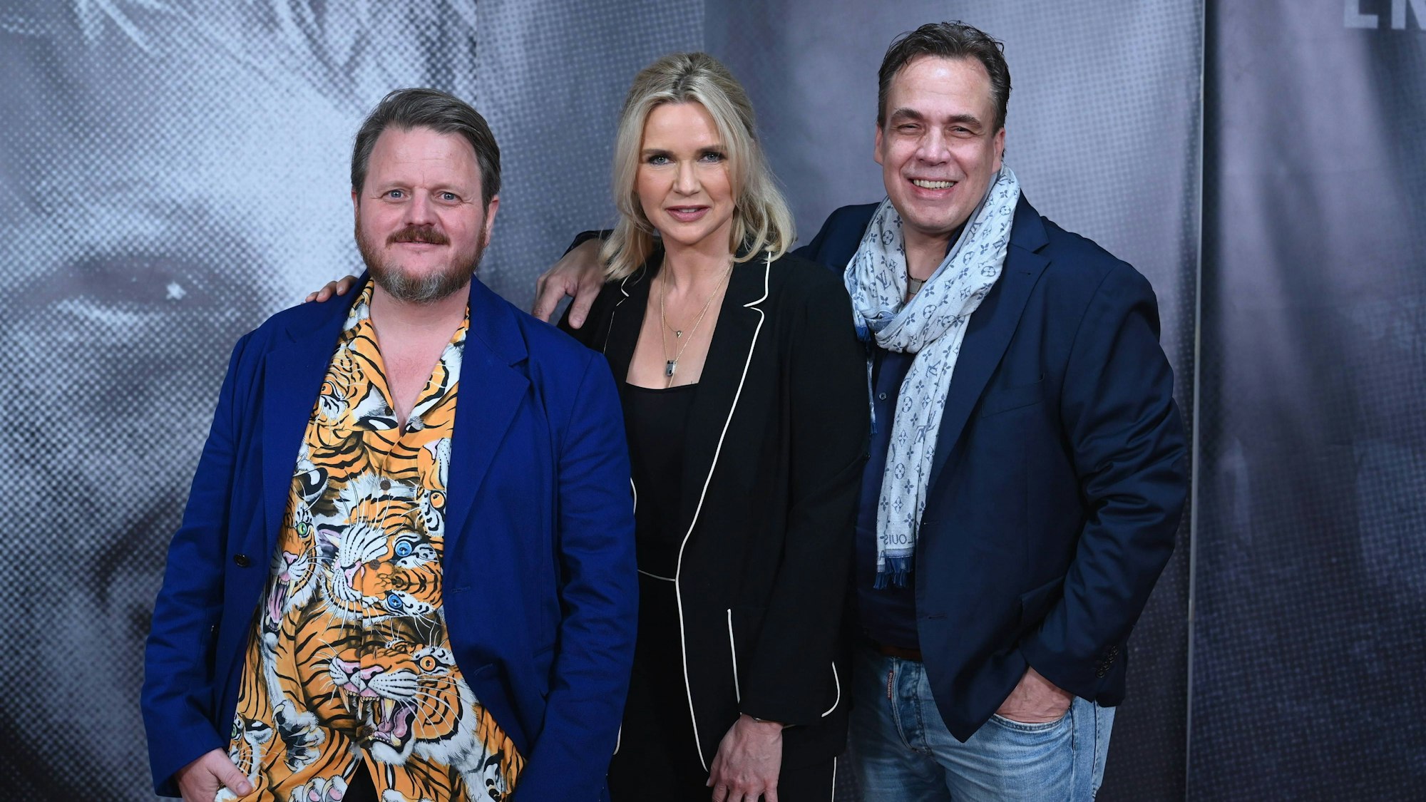Regisseur Lutz Heineking jr., Produzentin Veronica Ferres und Hauptprotagonist Johannes Erlemann , l-r, posieren bei der Vorstellung der Dokumentation „Lebenslänglich Erlemann“.