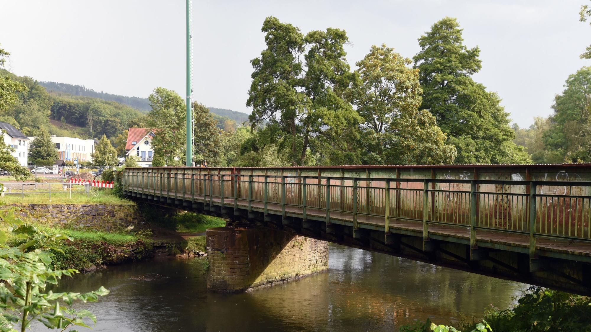 Die Eisenbahnbrücke in Engelskirchen-Loope. Sie wird demnächst durch eine neue Stabbogenbrücke ersetzt.