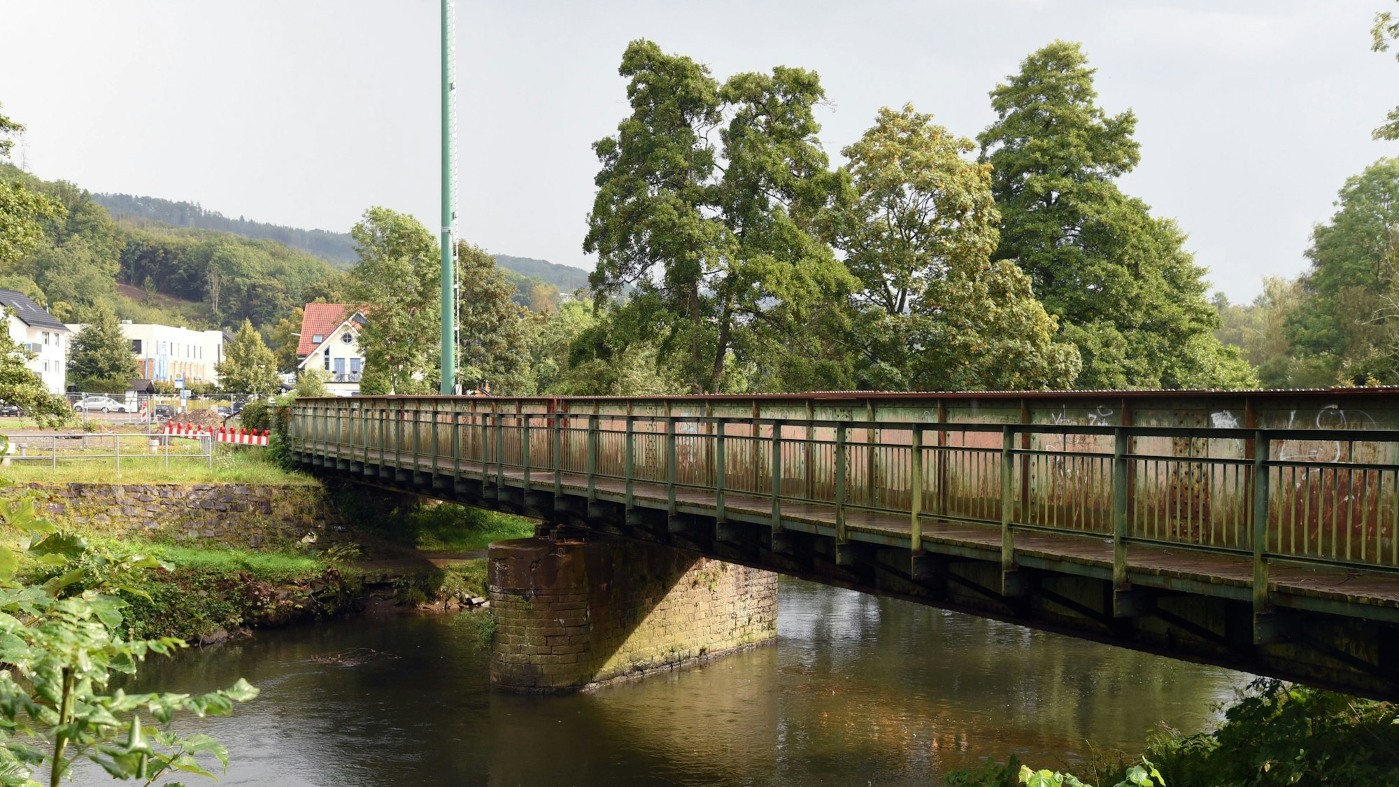 Die Eisenbahnbrücke in Engelskirchen-Loope. Sie wird demnächst durch eine neue Stabbogenbrücke ersetzt.