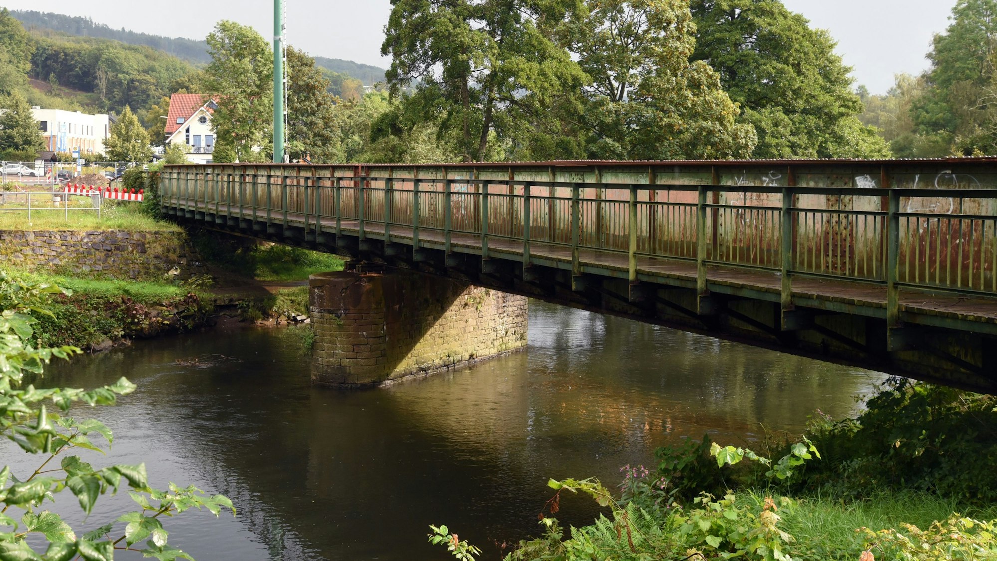 Blick auf die alte Eisenbahnbrücke über die Agger in Engelskirchen-Loope.