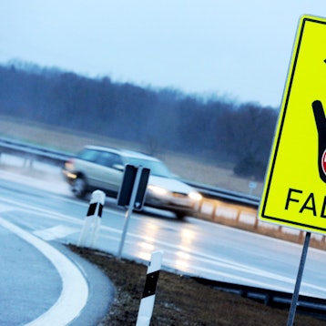 Schild an der Autobahn, das davor warnt, in die falsche Richtung zu fahren