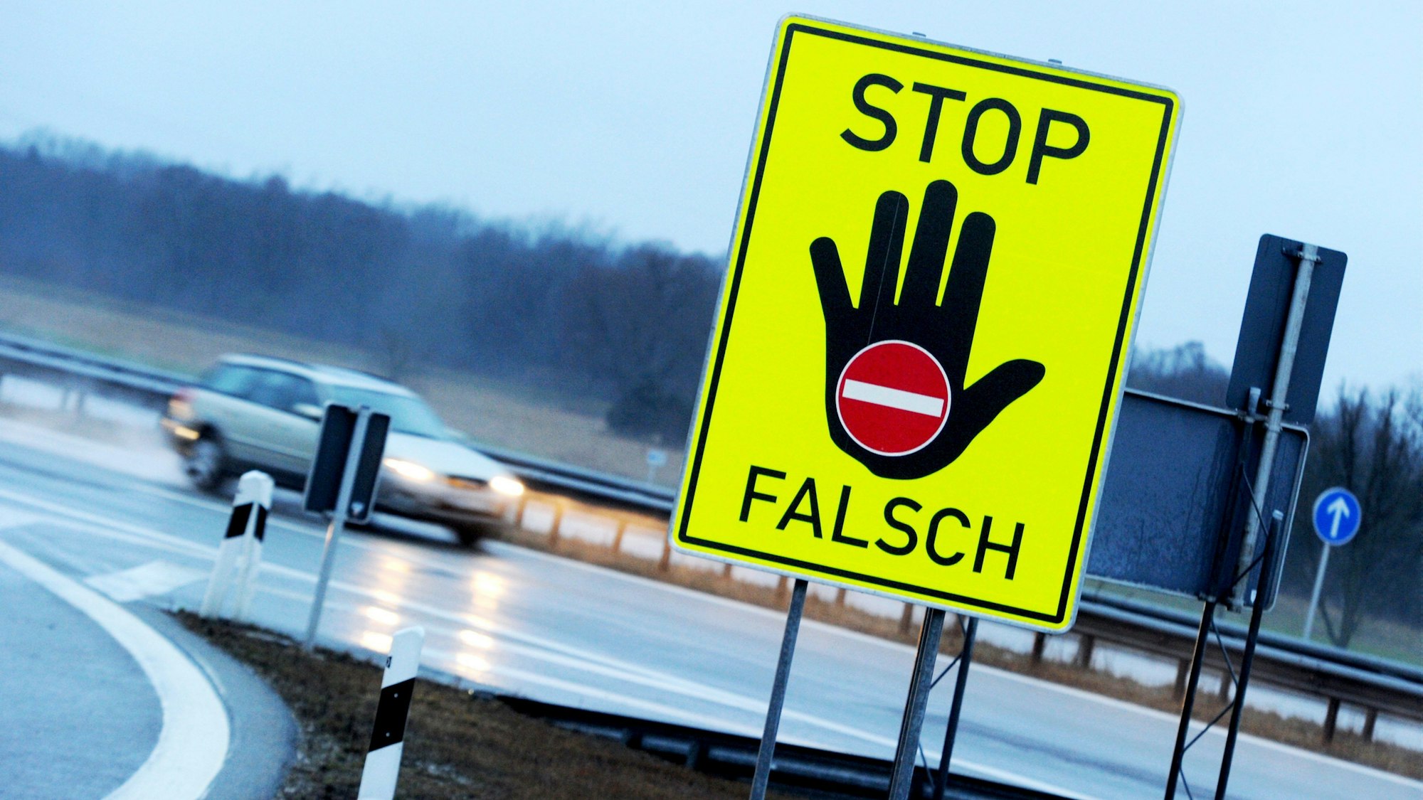 Schild an der Autobahn, das davor warnt, in die falsche Richtung zu fahren