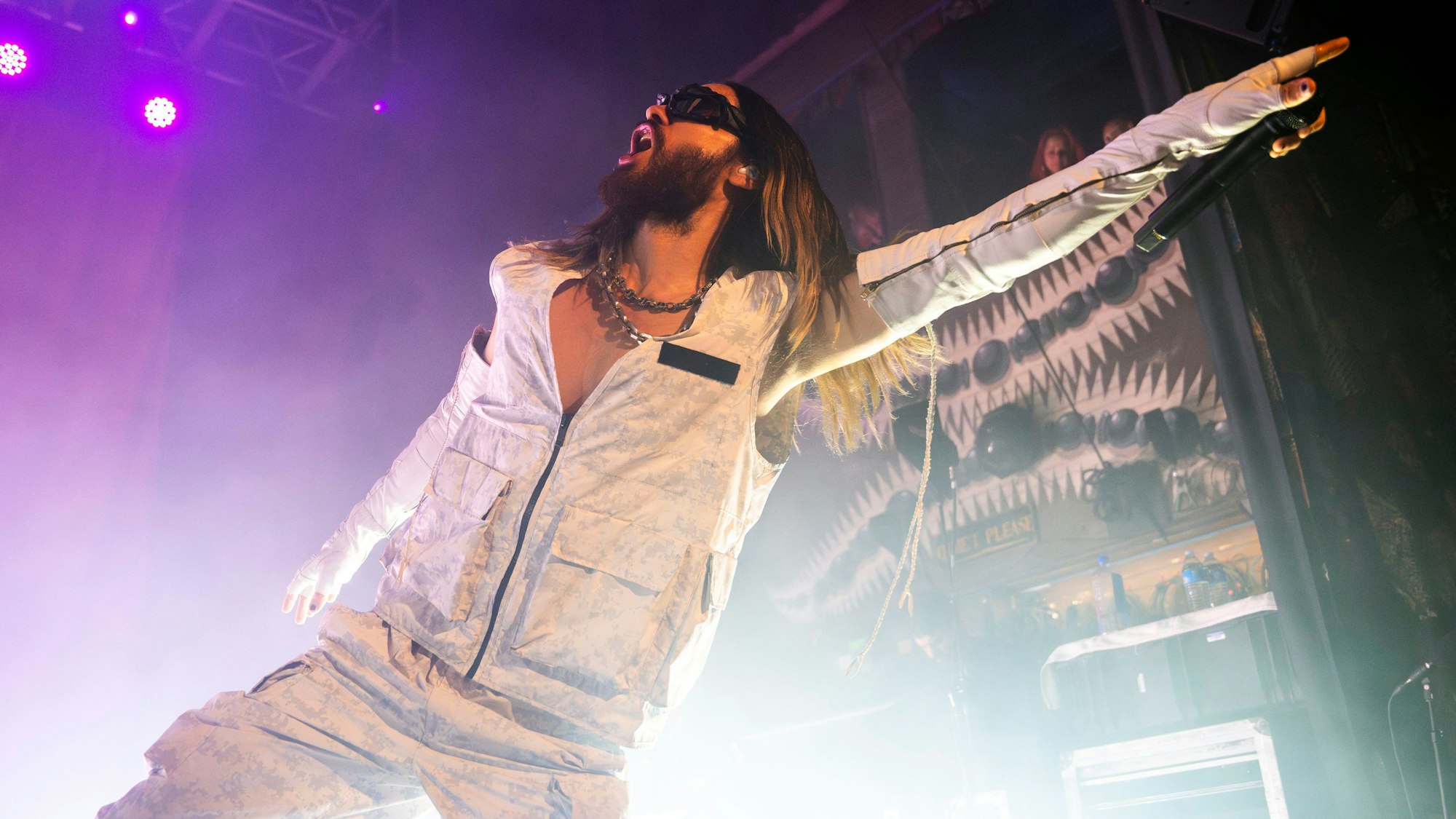Auf dem Bild ist Jared Leto von Thirty Seconds to Mars bei einem Auftritt in Chicago.