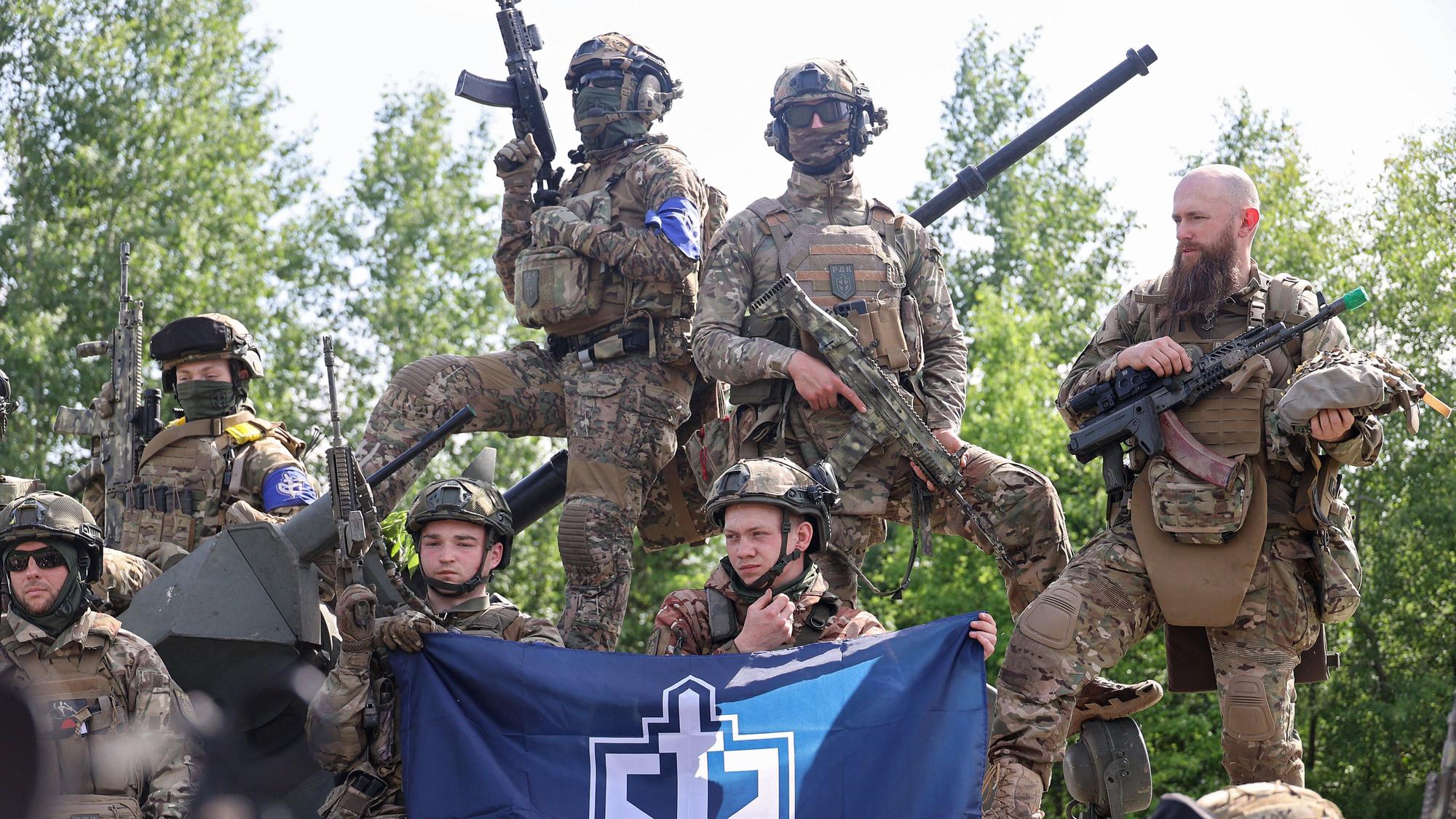 Nach erfolgreichen Angriffen auf die russische Region Belgorod posierte das Russische Freiwilligenkorps im Mai für die internationale Presse.