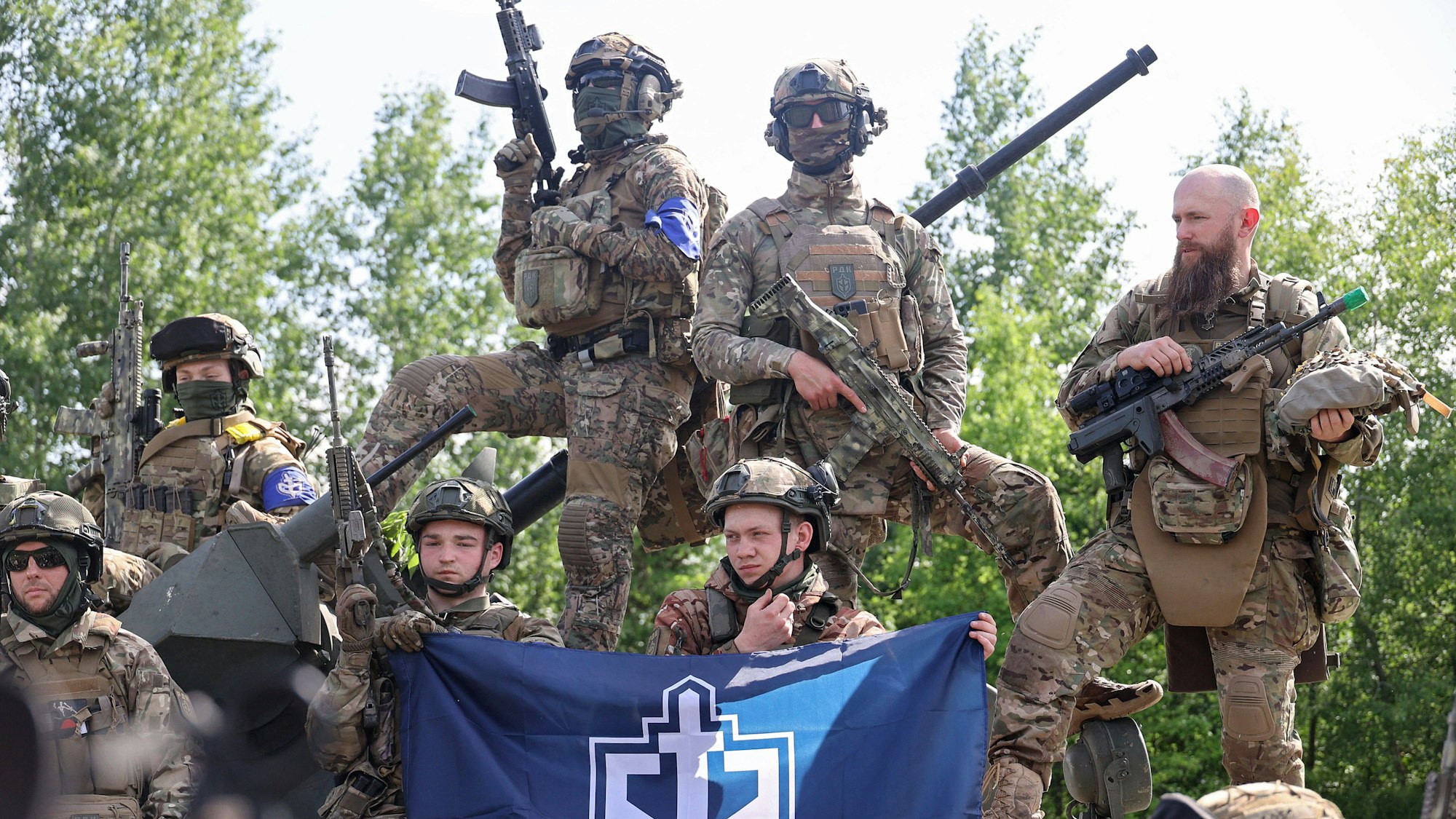 Nach erfolgreichen Angriffen auf die russische Region Belgorod posierte das Russische Freiwilligenkorps im Mai für die internationale Presse.