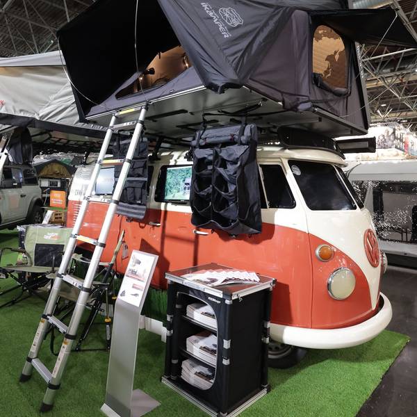 Ein Volkswagen Bulli mit Campingaufbauten auf dem Caravan-Salon.