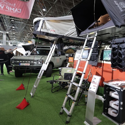 Ein Volkswagen Bulli mit Campingaufbauten auf dem Caravan-Salon.