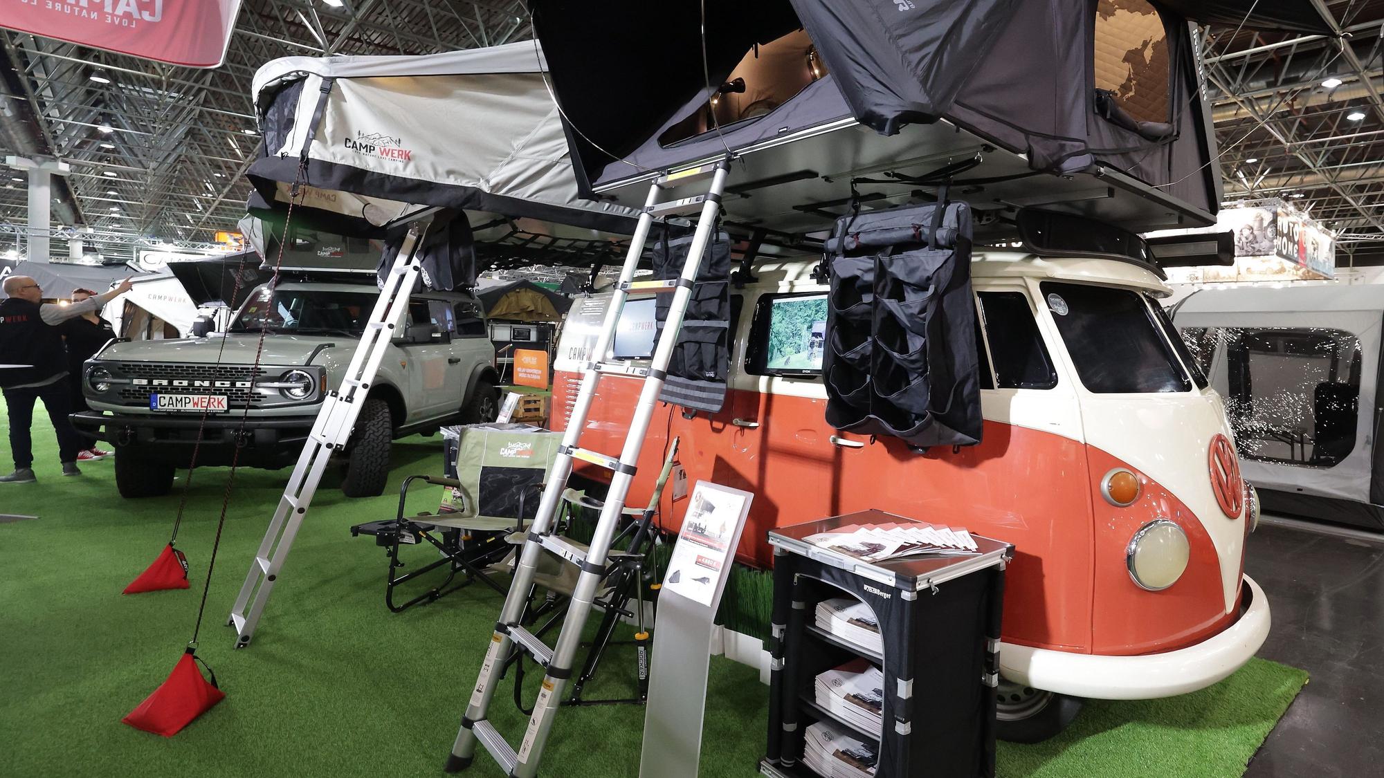 Ein Volkswagen Bulli mit Campingaufbauten auf dem Caravan-Salon.