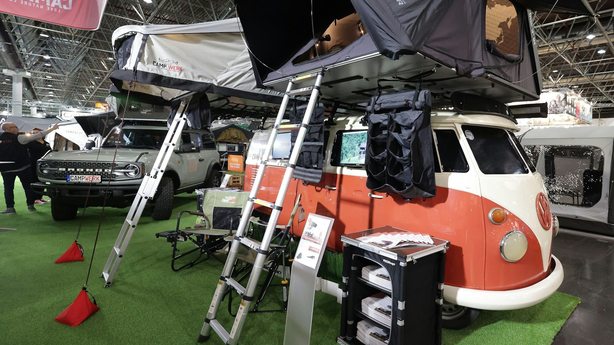 Ein Volkswagen Bulli mit Campingaufbauten auf dem Caravan-Salon.