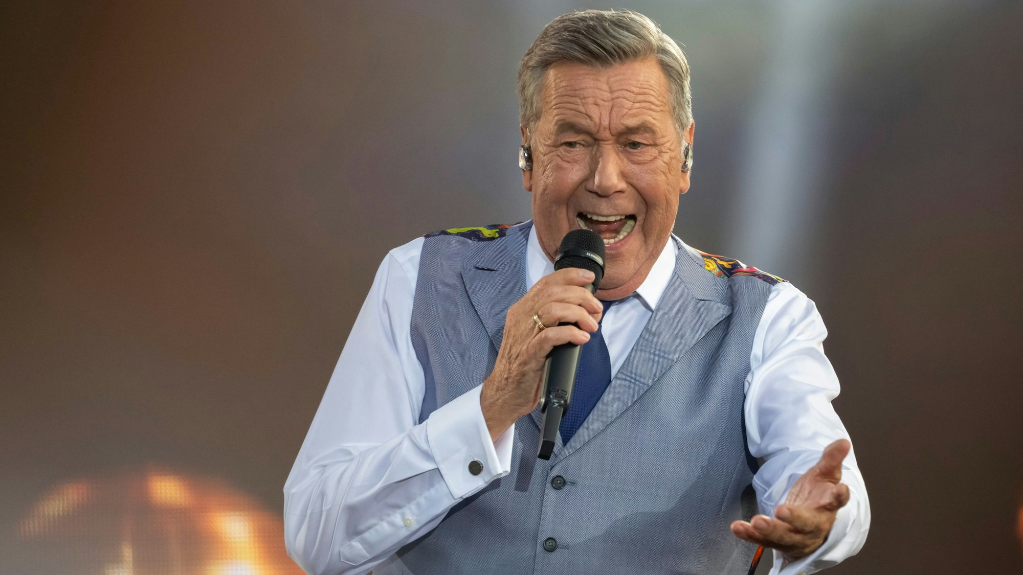 Roland Kaiser singt in ein Mikro.