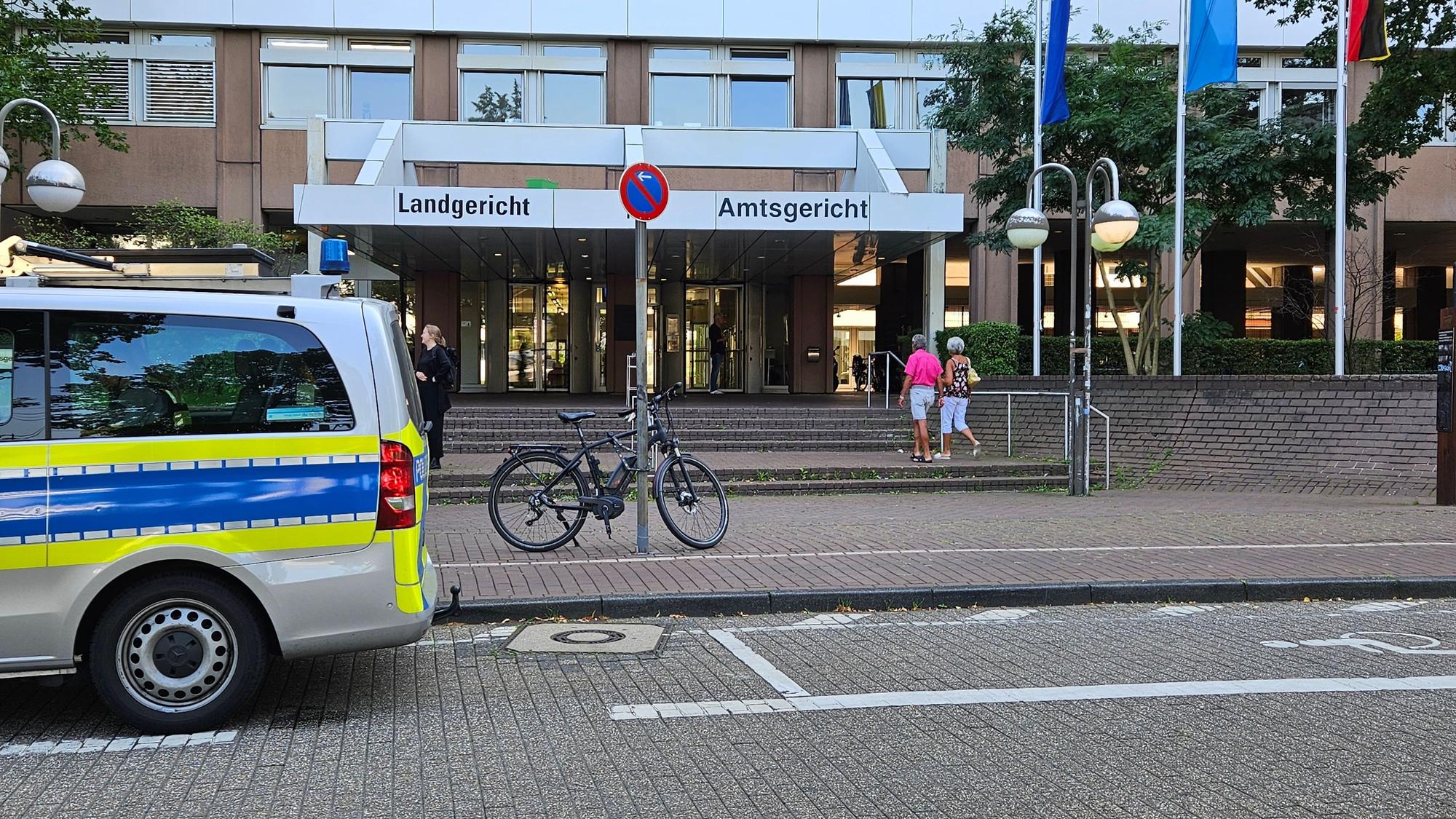 Ein Polizeiwagen vor dem Landgericht und Amtsgericht Köln (Symbolfoto).