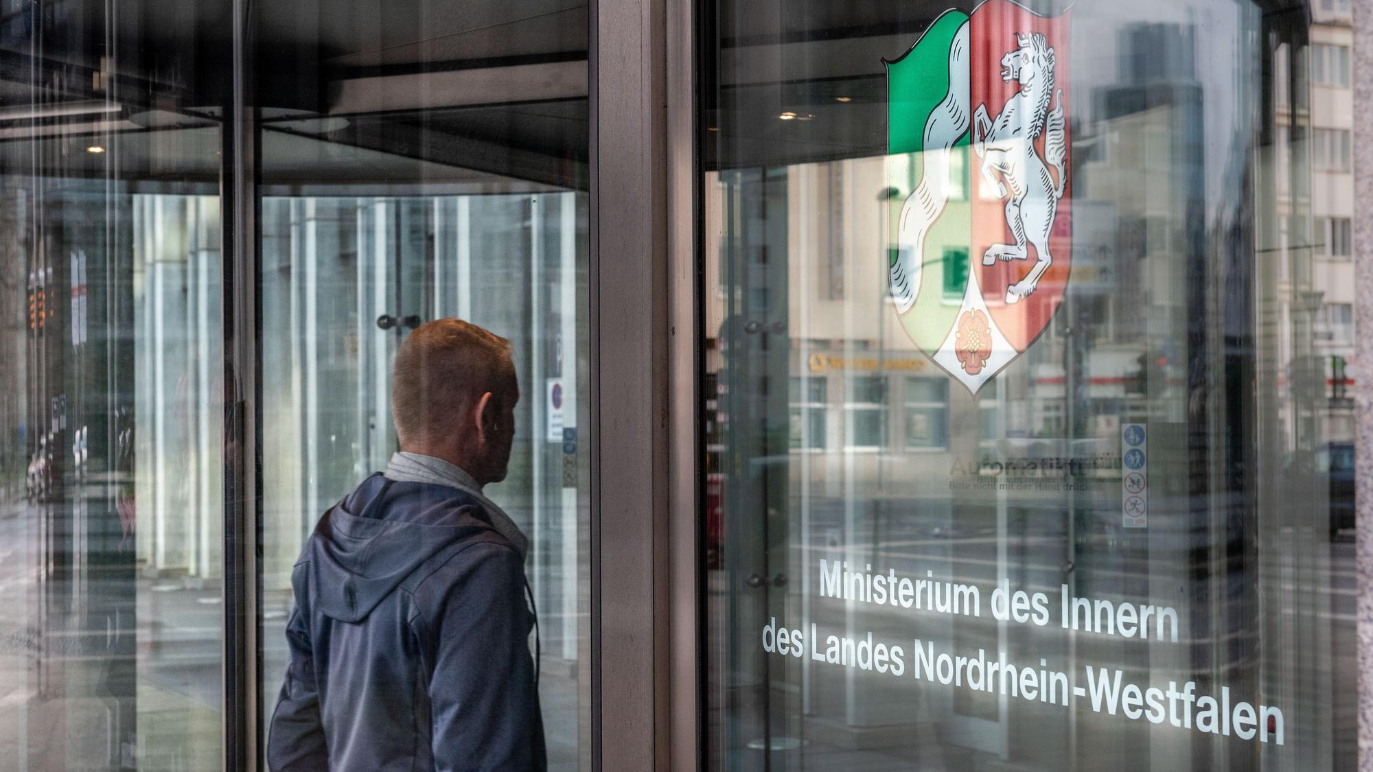 Ein Mitarbeiter des Verfassungsschutzes auf dem Weg zur Arbeit.