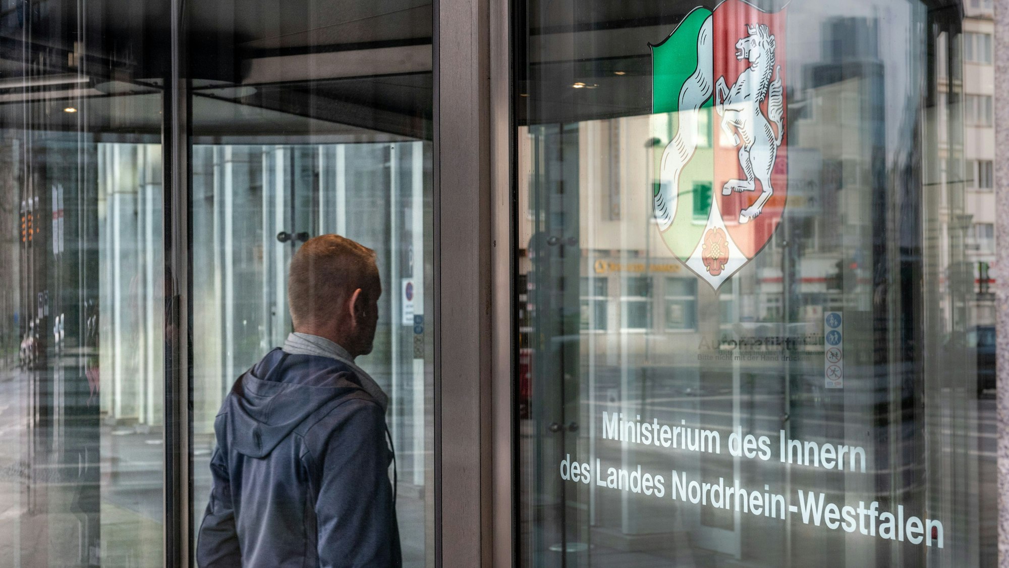 Ein Mitarbeiter des Verfassungsschutzes auf dem Weg zur Arbeit.