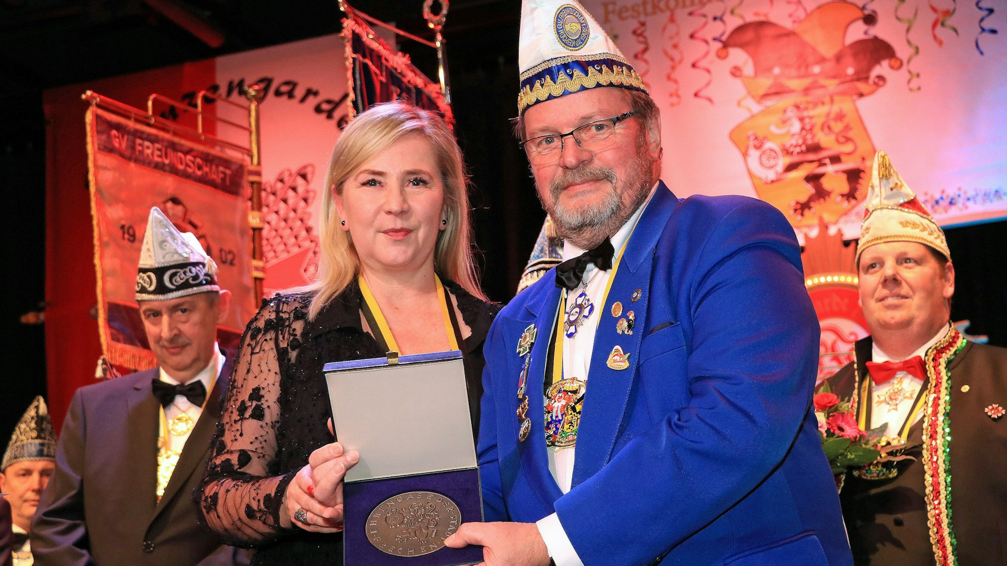 Auf dem Foto ist Norbert Herzog zu sehen. Er erhält aus den Händen von Bürgermeisterin Susanne Stupp die Ehrengabe der Stadt Frechen.