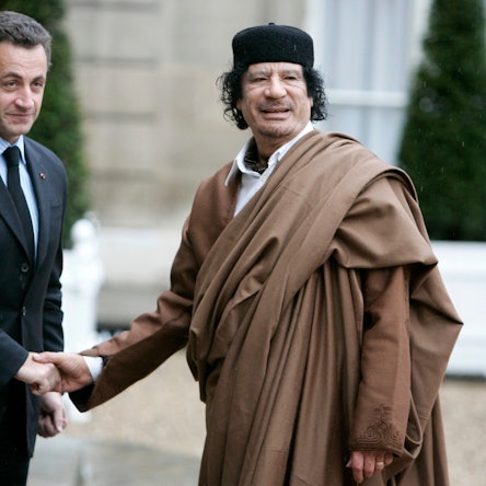 Der französische Präsident Nicolas Sarkozy, links, begrüßt den libyschen Staatschef Oberst Moammar Gaddafi bei seiner Ankunft im Elysee-Palast in Paris am 10. Dezember 2007.