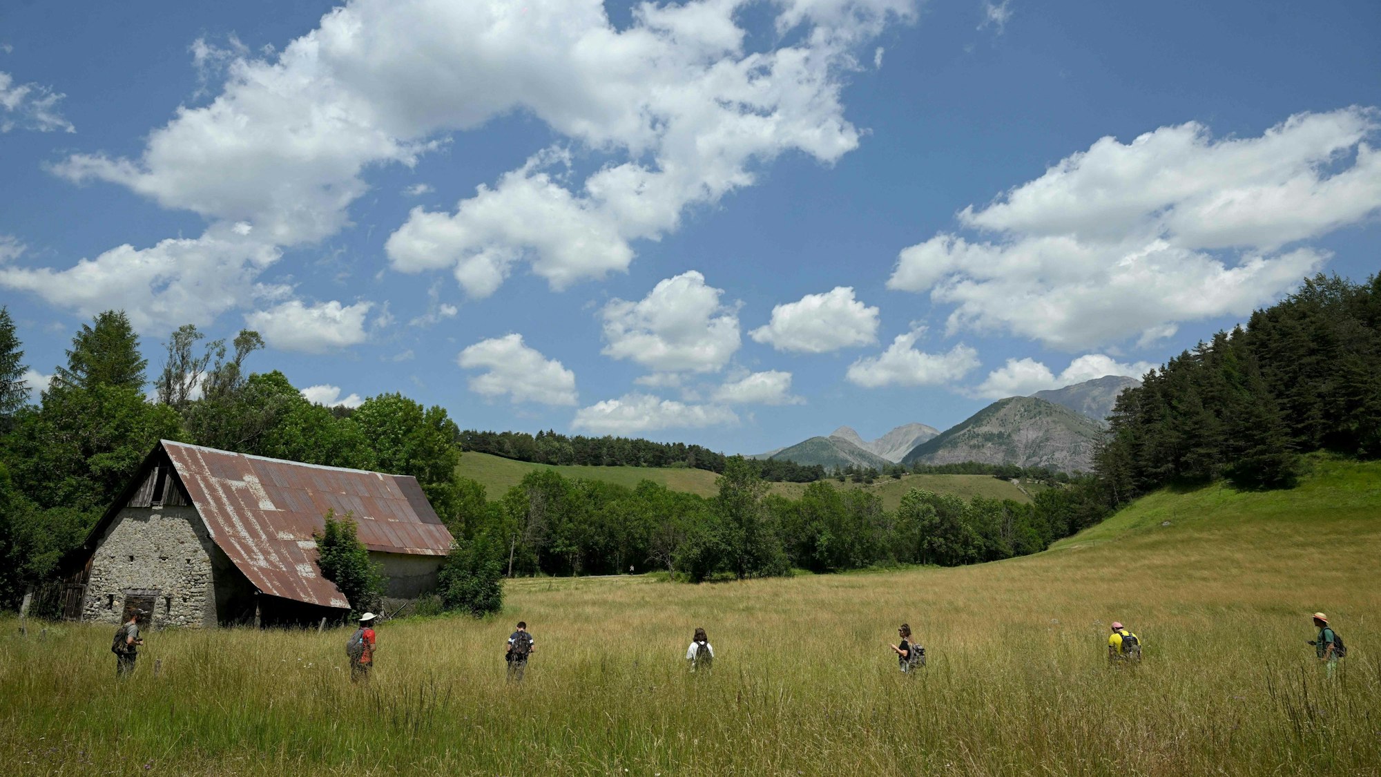 Freiwillige und Polizei suchen im französischen Alpendorf Le Vernet nach dem vermissten zweijährigen Jungen Émile.