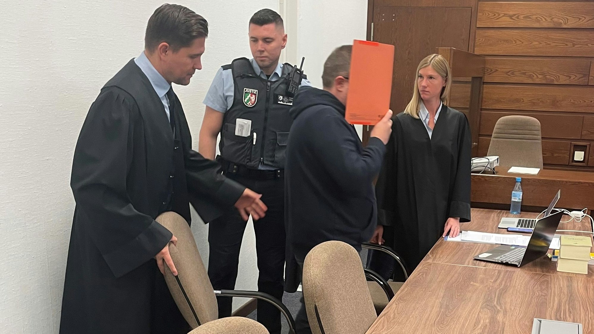 Der Angeklagte mit Verteidiger Jan-Maximilian Zeller und Verteidigerin Stephanie Ablass beim ersten Prozess im Kölner Landgericht