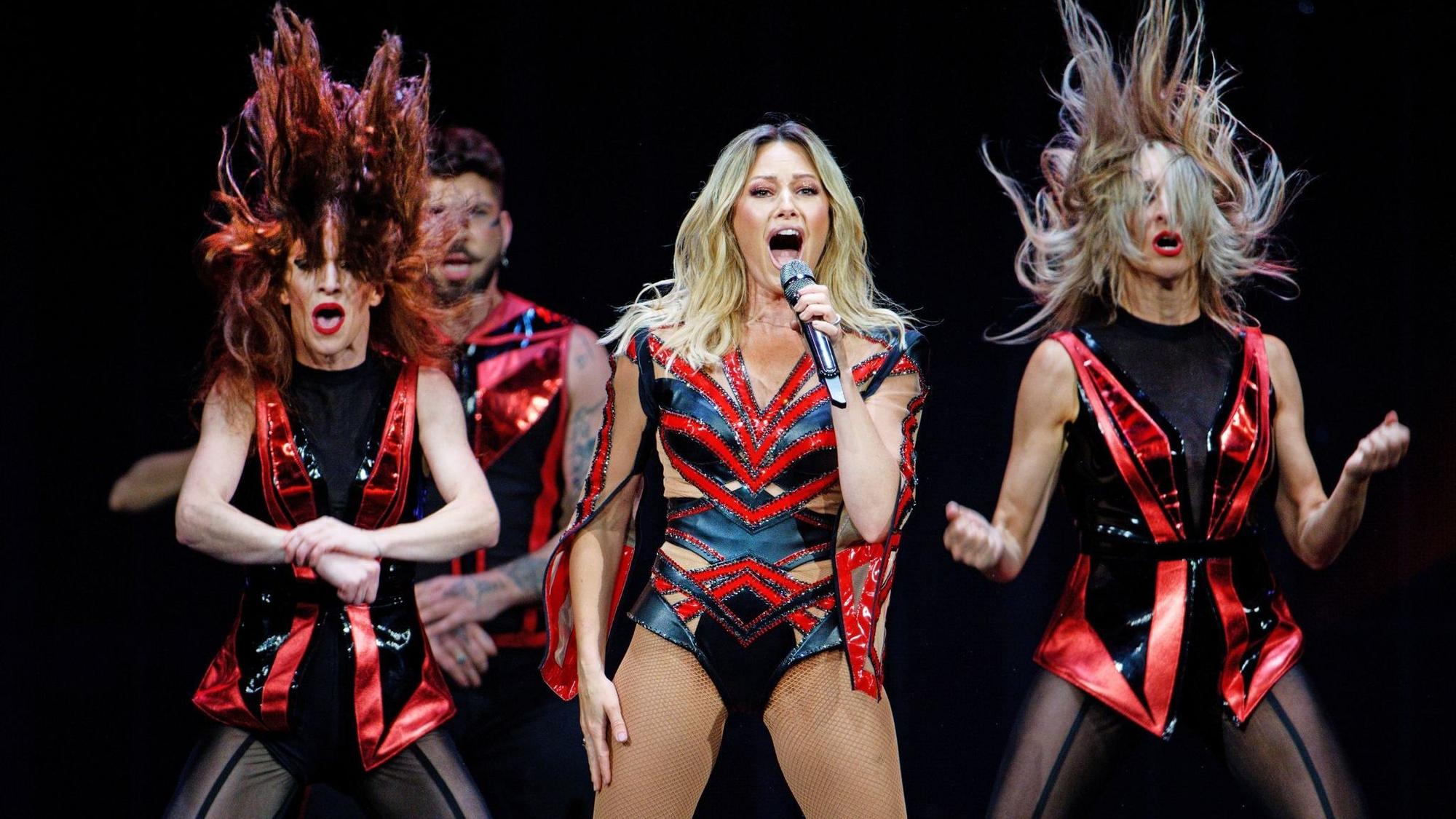 Helene Fischer mit ihren Tänzerinnen.