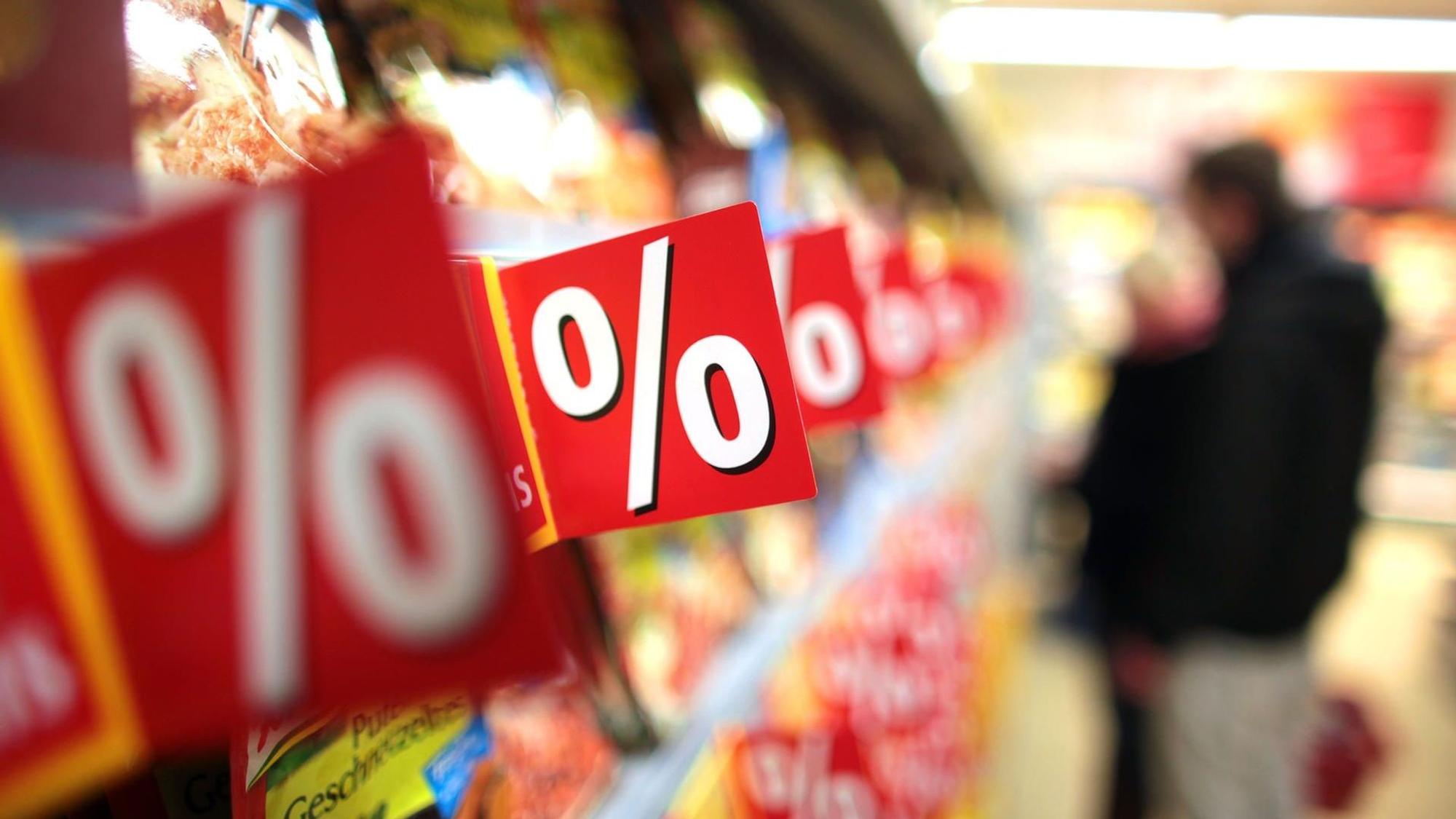 Ein Kunde steht in Köln in einem Rewe-Supermarkt an einem Regal. (Symbolbild)