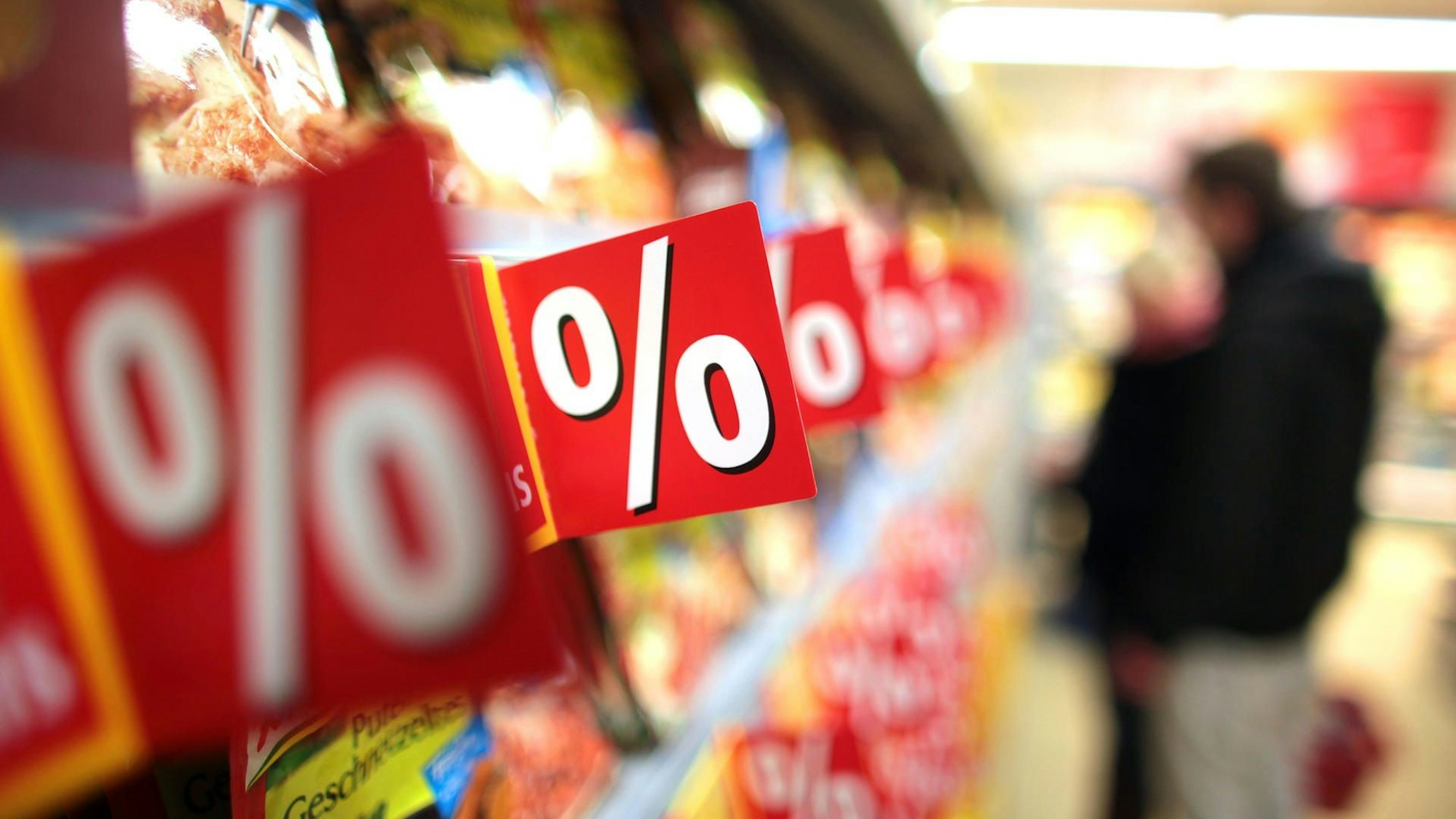 Ein Kunde steht in Köln in einem Rewe-Supermarkt an einem Regal. (Symbolbild)