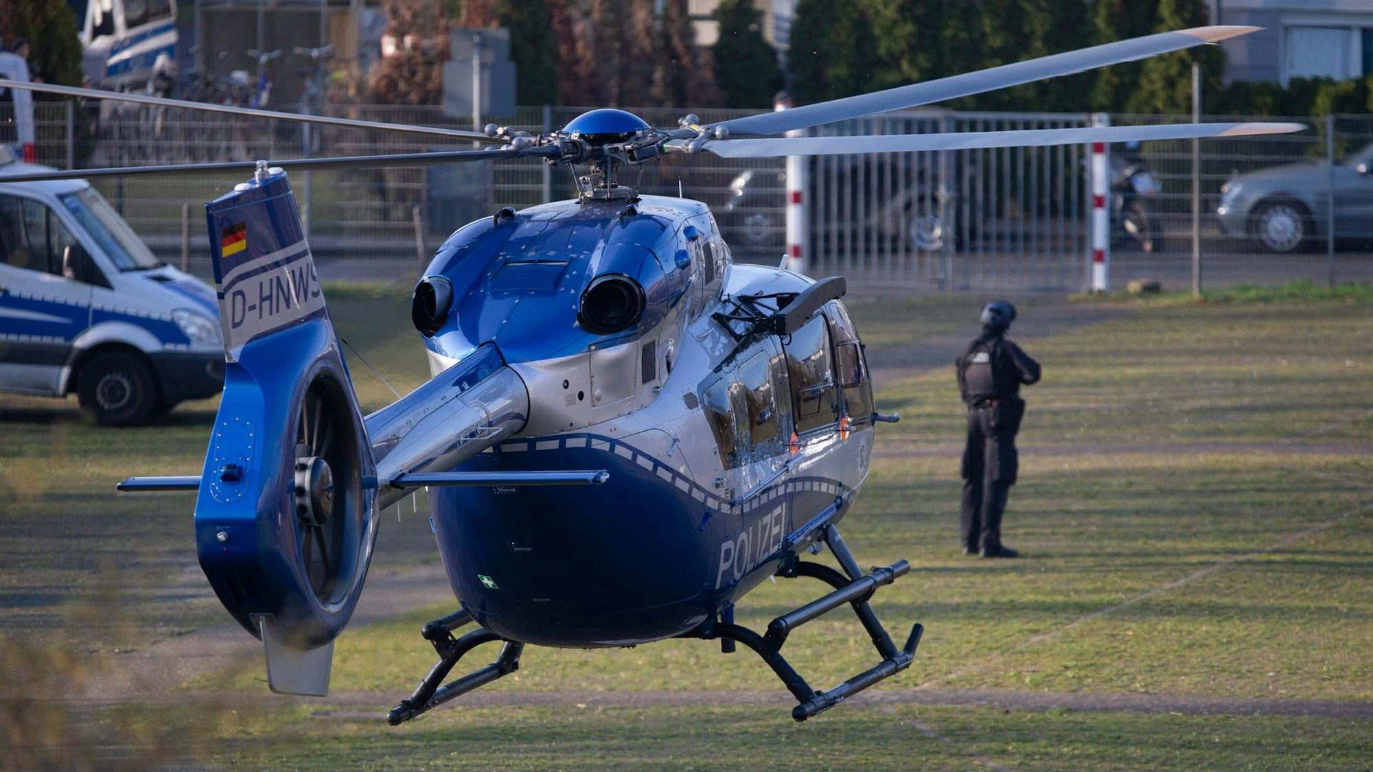 23.03.2022, Nordrhein-Westfalen, Köln: Der Hubschrauber mit dem Angeklagten Thomas Drach landet auf dem Gelände des Justizzentrums Köln. Drach wurde unter höchsten Sicherheitsvorkehrungen aus der JVA Ossendorf zu seiner Verhandlung im Kölner Landgericht geflogen. Foto: Thomas Banneyer/dpa +++ dpa-Bildfunk +++