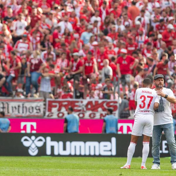 Der FC-Cheftrainer Steffen Baumgart tröstet Linton Maina nach Schlusspfiff. Der 1. FC Köln verliert das erste Heimspiel der Saison gegen den VfL Wolfsburg mit 1:2.