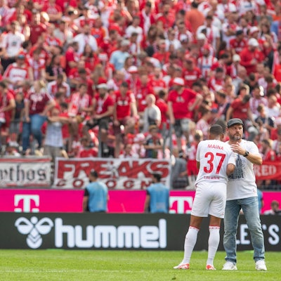 Der FC-Cheftrainer Steffen Baumgart tröstet Linton Maina nach Schlusspfiff. Der 1. FC Köln verliert das erste Heimspiel der Saison gegen den VfL Wolfsburg mit 1:2.