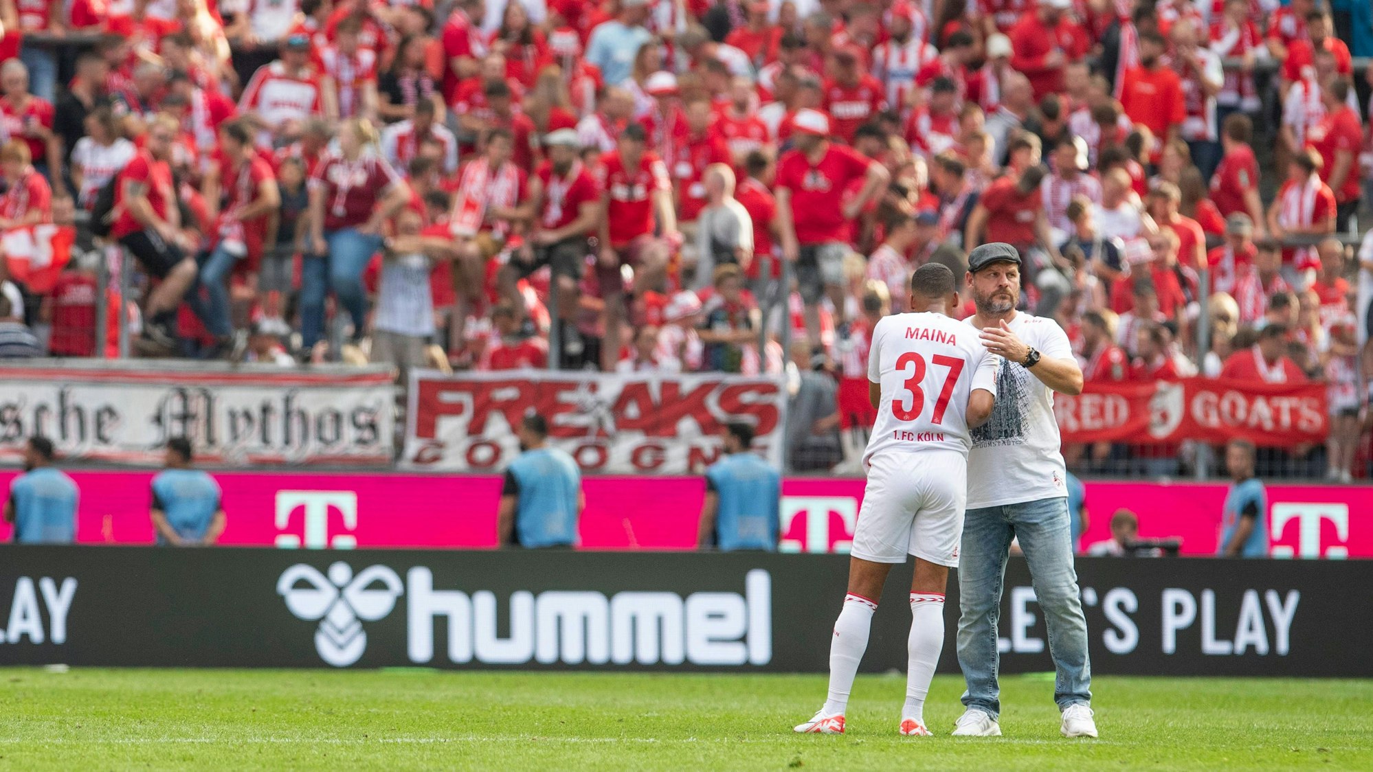 Der FC-Cheftrainer Steffen Baumgart tröstet Linton Maina nach Schlusspfiff. Der 1. FC Köln verliert das erste Heimspiel der Saison gegen den VfL Wolfsburg mit 1:2.