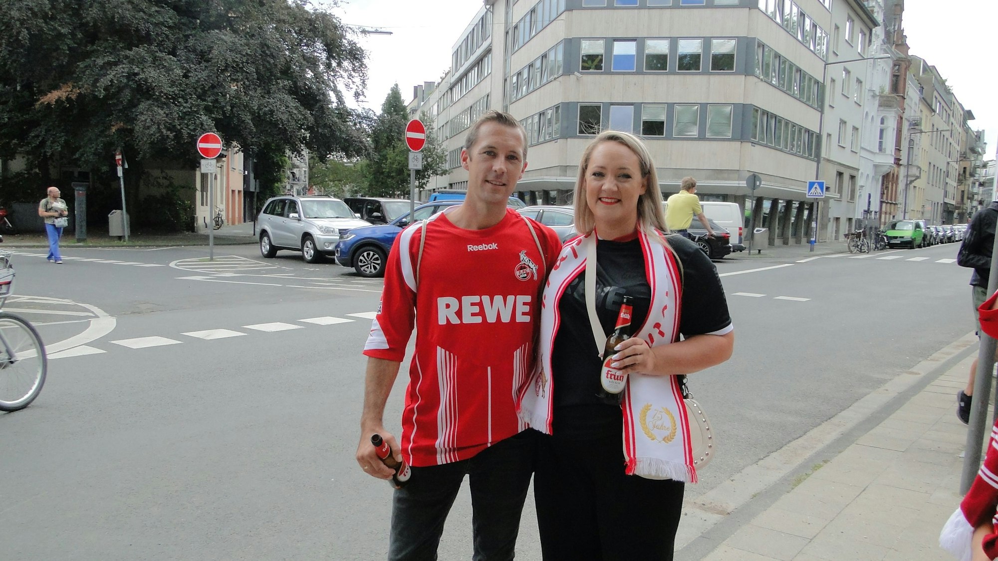 Jens und Melanie in FC-Trikots auf dem Bürgersteig kurz nach ihrem Ja-Wort.