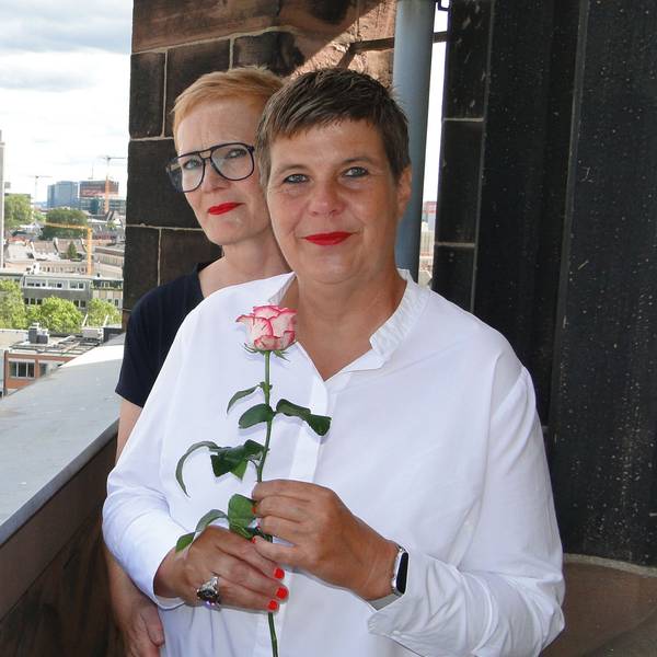 Sabine und Renate stehen hintereinander auf dem Kirchturm. Im Hintergrund sind noch die Domspitzen zu erahnen.