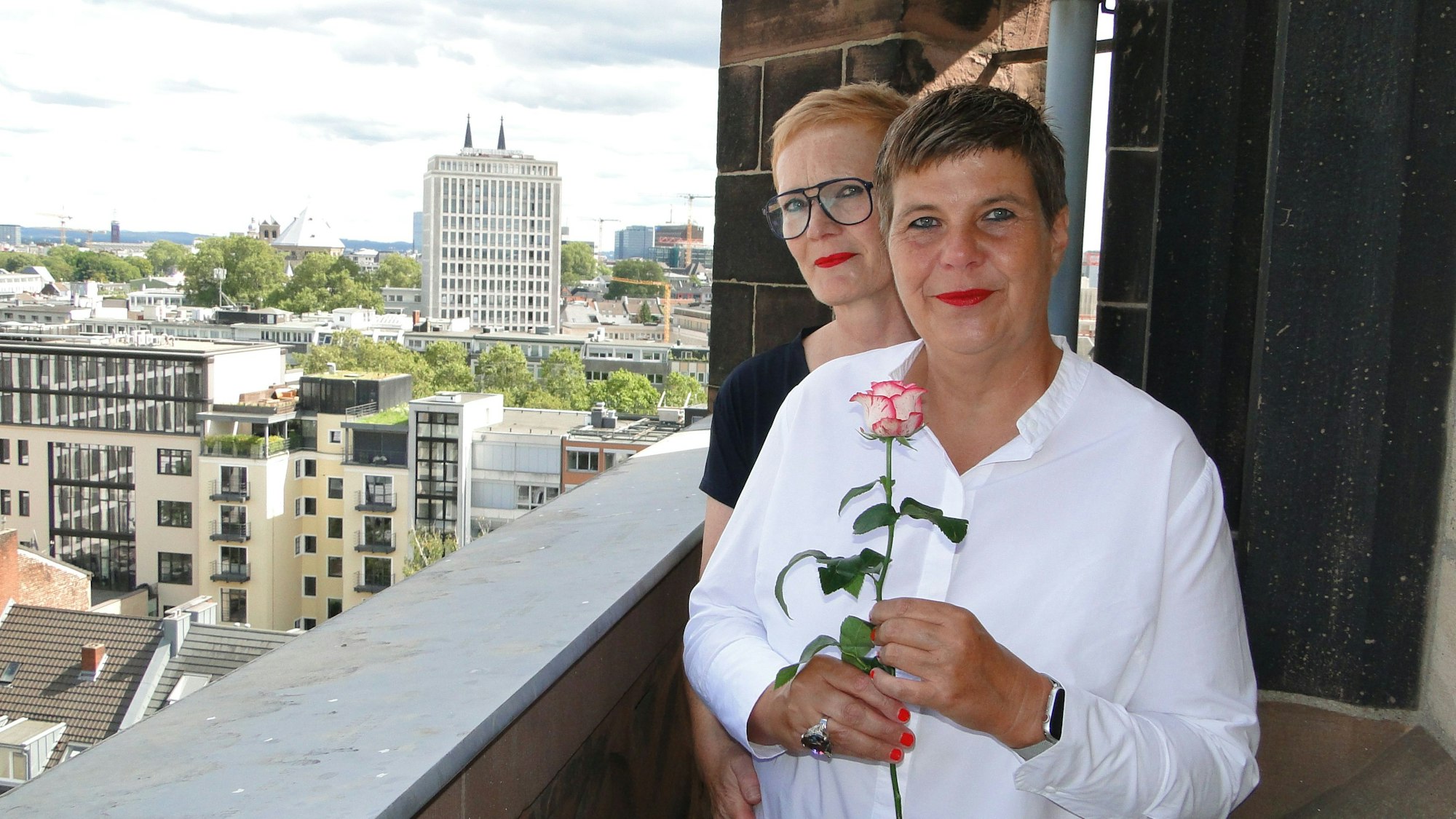 Sabine und Renate stehen hintereinander auf dem Kirchturm. Im Hintergrund sind noch die Domspitzen zu erahnen.