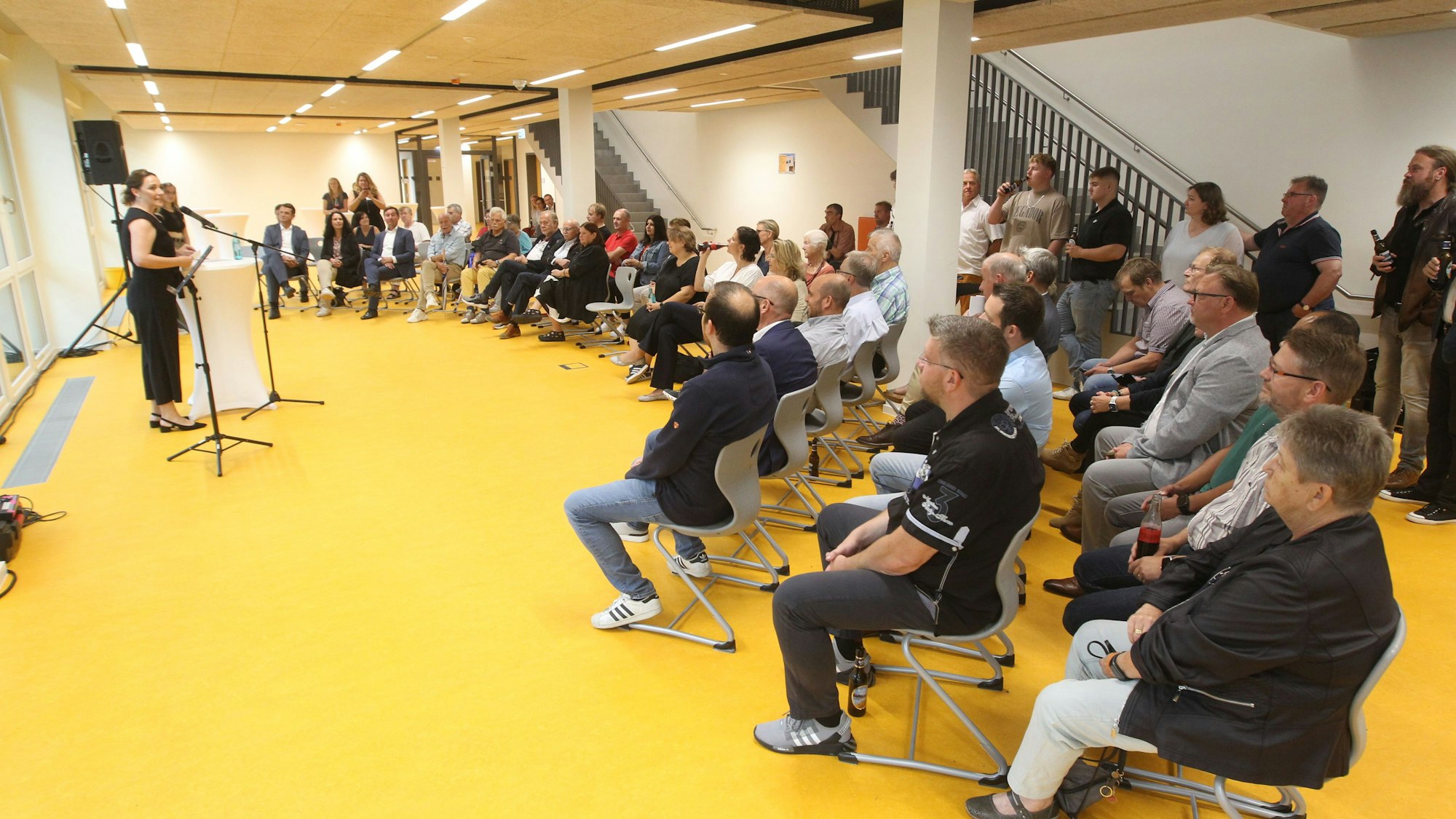 Hell und weitläufig: Bürgermeisterin Nicole Berka begrüßte die vielen Gäste, die zur Einweihung gekommen waren.