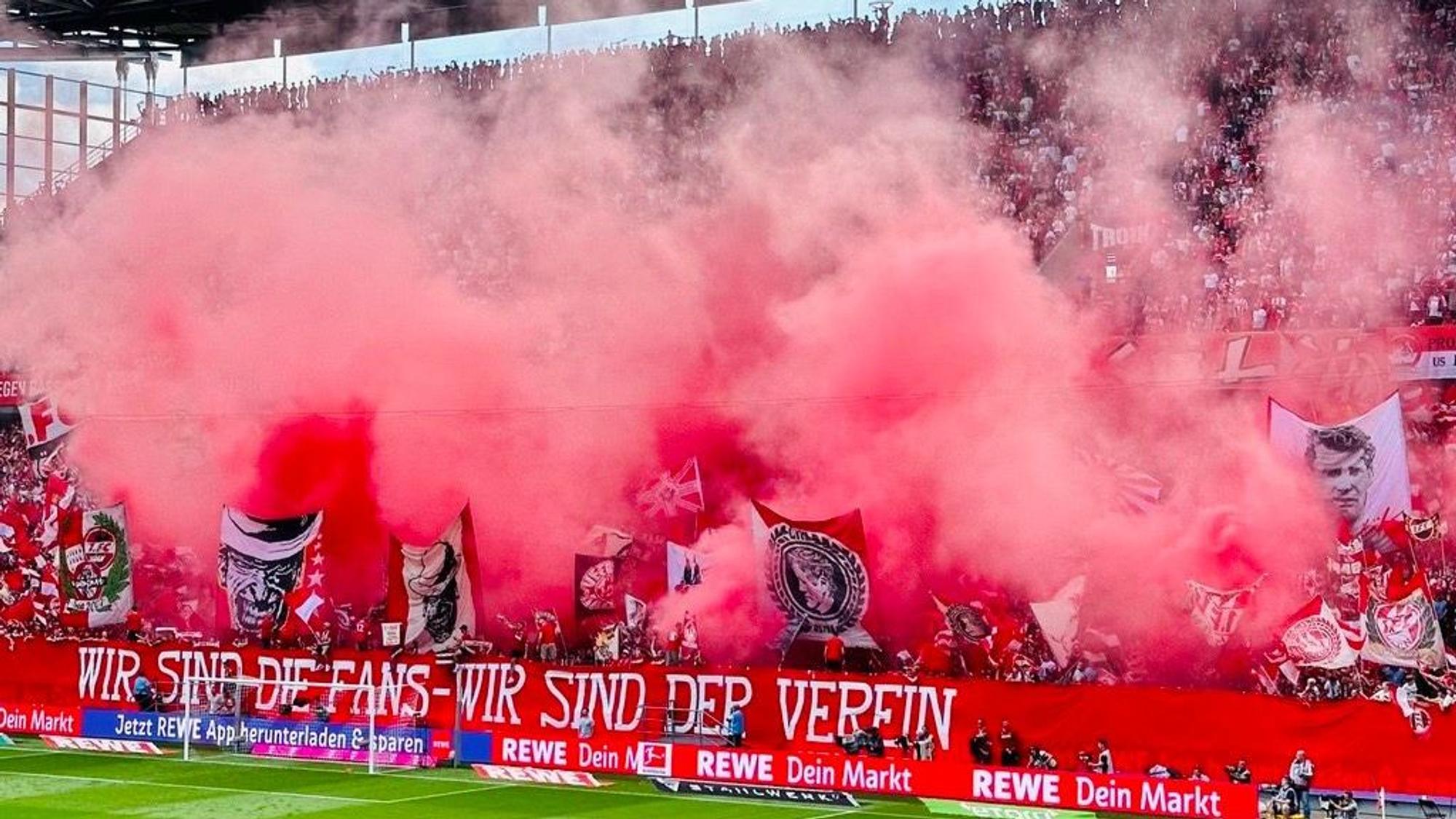 Roter Rauch in der Südkurve