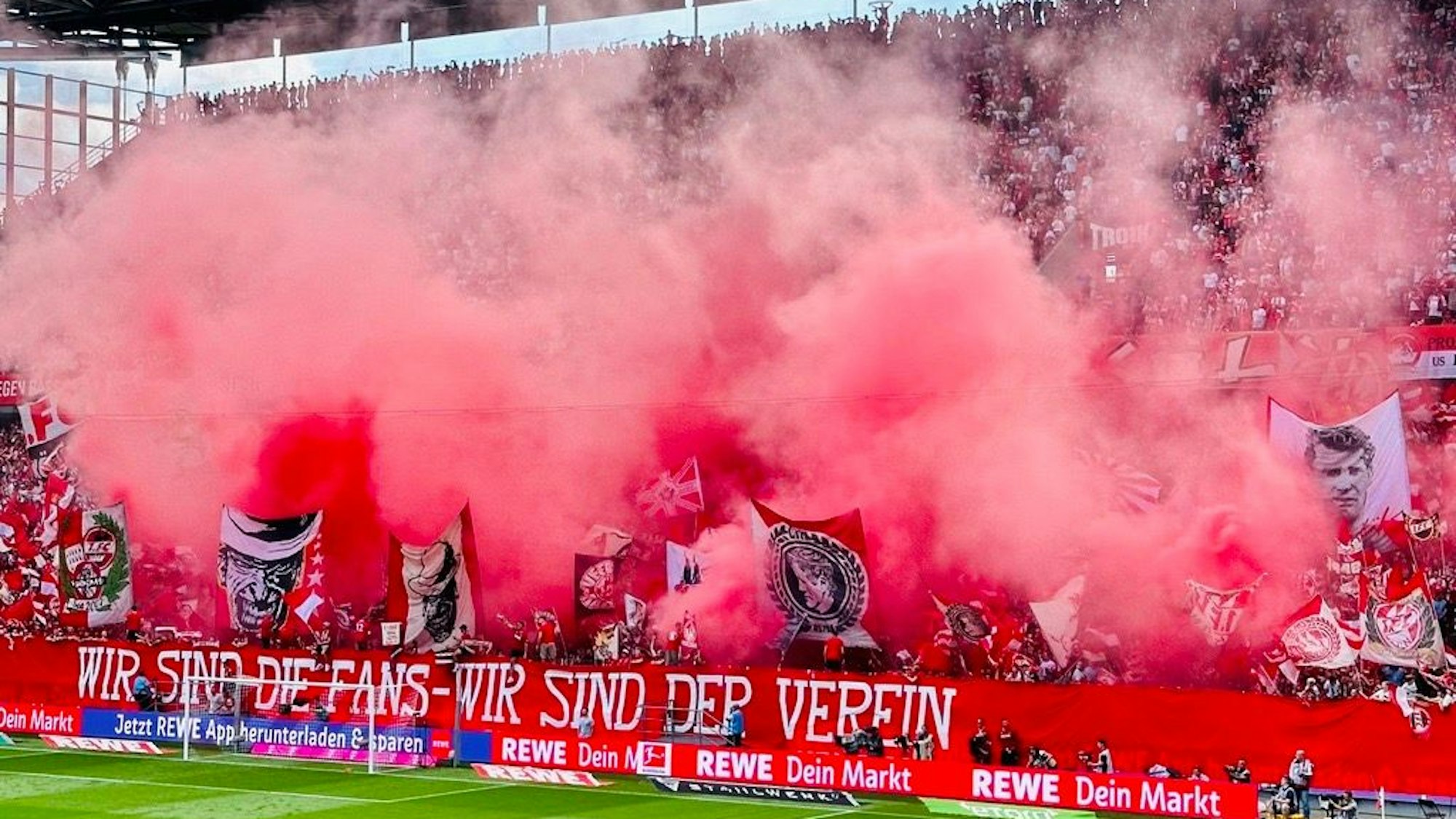 Roter Rauch in der Südkurve