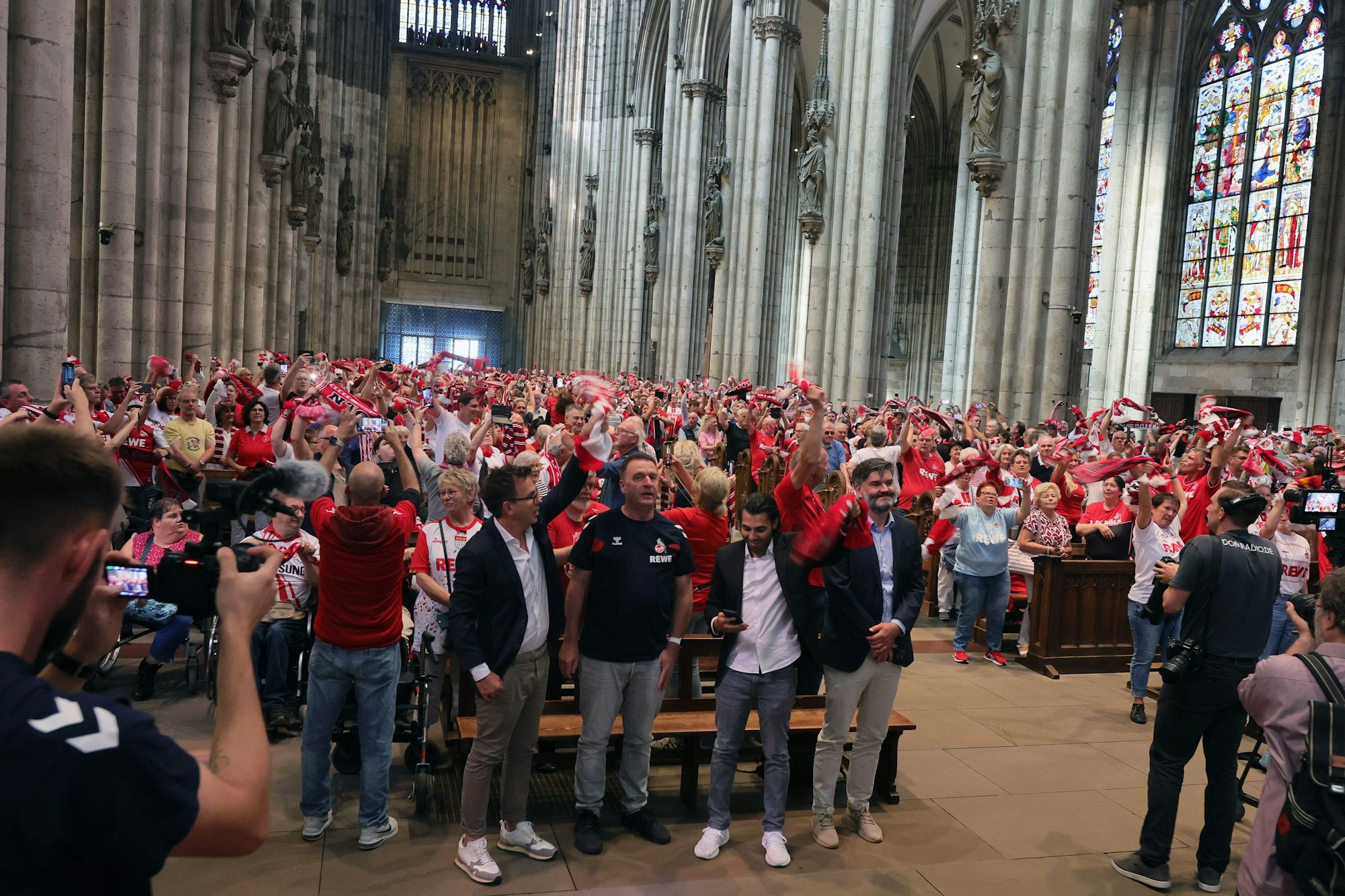 Fans in der Messe im Kölner Dom vor dem Heimspiel gegen VfL Wolfsburg.