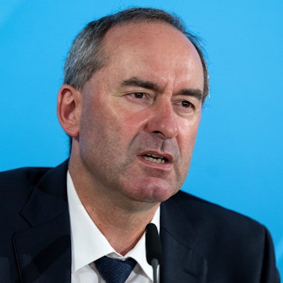 Hubert Aiwanger äußert Unverständnis darüber, dass über seine Jugendzeit diskutiert werde. (Archivbild)